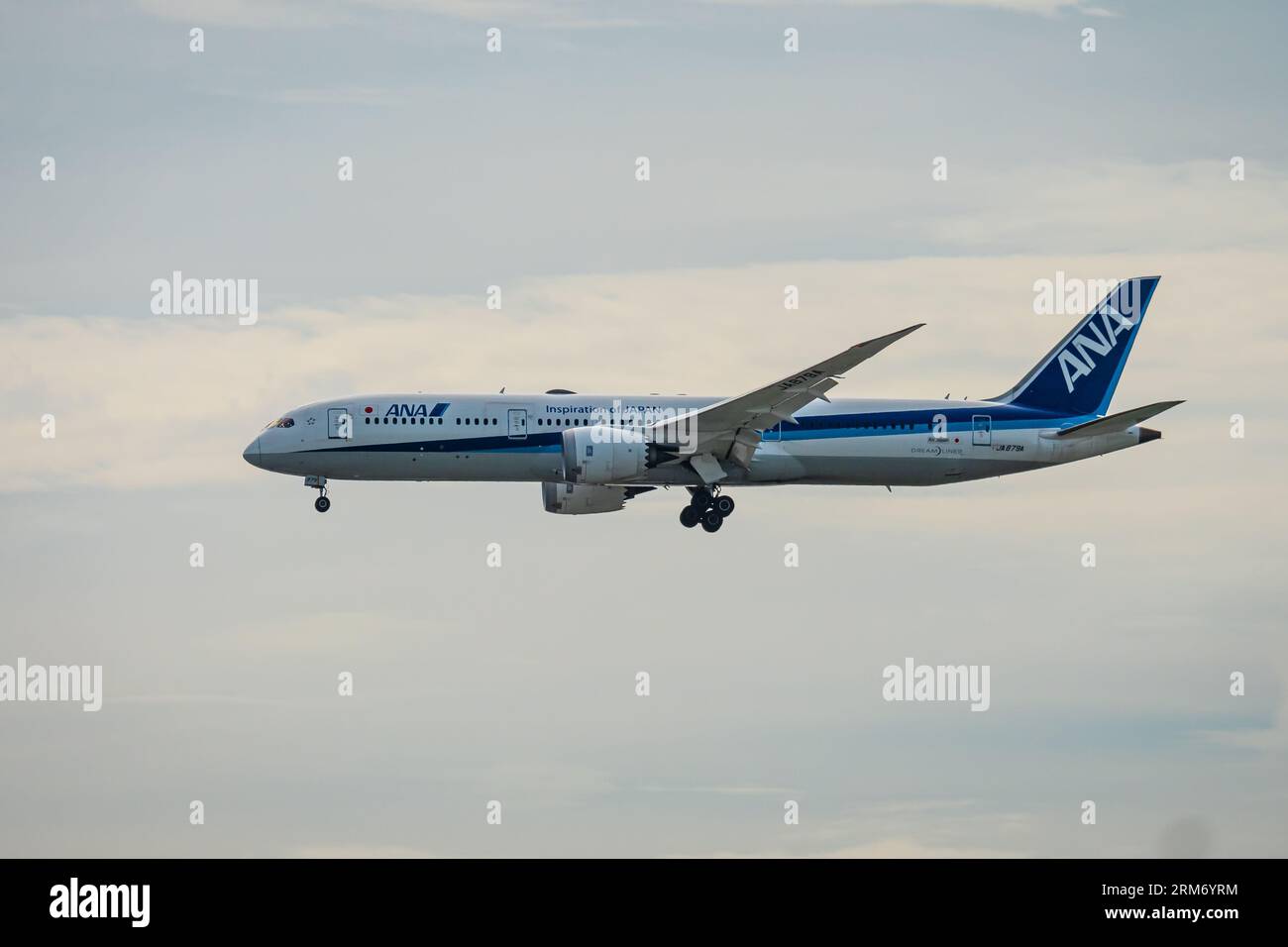 Bangkok, Thaïlande - 26 août 2023 : ANA All Nippon Airways se prépare à atterrir à l'aéroport de Suvarnabhumi, Thaïlande. Transport Voyage via Banque D'Images