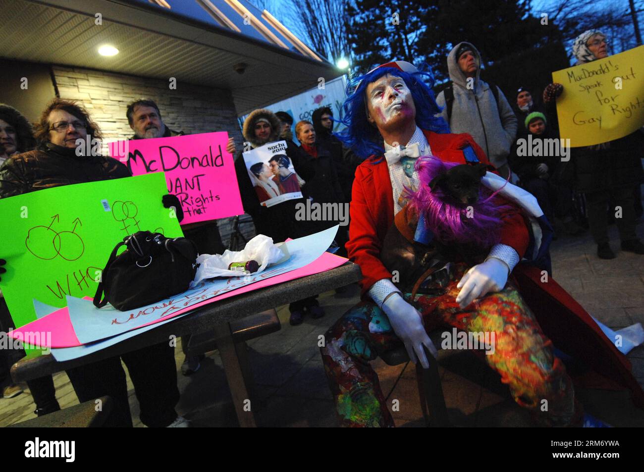 (140206) -- VANCOUVER, 6 fév. 2014 (Xinhua) -- des manifestants se rassemblent devant le restaurant McDonald's lors de la manifestation Global Speak Out contre la loi russe interdisant la propagande gay à Vancouver, Canada, le 5 février 2014. Des milliers de manifestants se sont rassemblés dans 20 villes du monde pour appeler les sponsors olympiques à rompre leur silence et à dénoncer publiquement les lois anti-gays de la Russie. (Xinhua/Sergei Bachlakov) (dzl) CANADA-VANCOUVER-PROTEST-OLYMPIC SPONSORS-RUSSIA PUBLICATIONxNOTxINxCHN Vancouver février 6 2014 rassemblement du démonstrateur XINHUA devant le restaurant McDonald S lors de la manifestation Global Speak Out contre Russia S. Banque D'Images