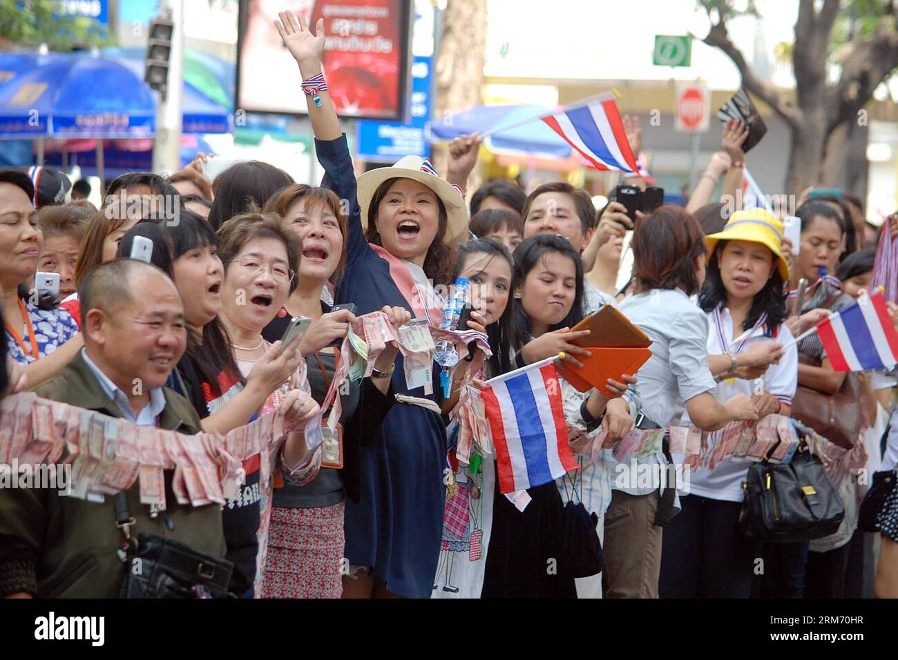 (140207) -- BANGKOK, 7 février 2014 (Xinhua) -- des manifestants antigouvernementaux assistent à un rassemblement à Bangkok, Thaïlande, le 7 février 2014. Douze groupes de travail seront mis en place pour arrêter les 19 dirigeants des manifestants anti-gouvernementaux thaïlandais, qui sont sous mandat d'arrêt émis par la Cour pénale thaïlandaise, a déclaré jeudi un ministre. (Xinhua/Rachen Sageamsak)(srb) THAILAND-BANGKOK-PROTEST PUBLICATIONxNOTxINxCHN Bangkok février 7 2014 des manifestants anti-gouvernement XINHUA participent à un rassemblement à Bangkok pays thaïlandais février 7 2014 douze seront mis en place pour arrêter les 19 dirigeants des manifestants anti-gouvernement thaïlandais qui sont en état d'arrestation Banque D'Images