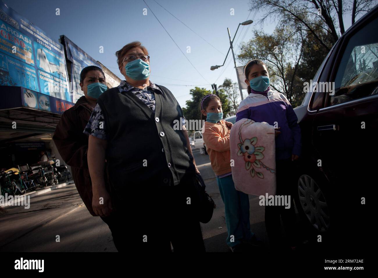 Les personnes portant des masques se tiennent devant l'Institut national des maladies respiratoires à Mexico, capitale du Mexique, le 10 février 2014. Selon le ministère de la Santé du Mexique, au moins 410 personnes sont mortes de la grippe H1N1, ou grippe porcine, dans tout le pays jusqu’en février 8. (Xinhua/Pedro Mera) MEXIQUE-SANTÉ-GRIPPE-H1N1-MORT PUBLICATIONxNOTxINxCHN célébrités portant des masques debout devant l'Institut national des maladies respiratoires à Mexico capitale du Mexique LE 10 2014 février selon le ministère de la Santé du Mexique, au moins 410 célébrités sont mortes du H1N1 ou de la grippe porcine thr Banque D'Images