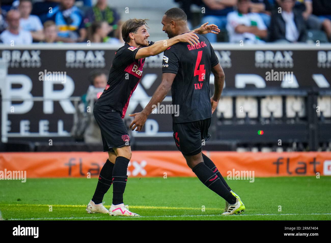 Moenchengladbach, Allemagne. 26 août 2023. MOENCHENGLADBACH, ALLEMAGNE - 26 AOÛT : Jonas Hofmann du Bayer 04 Leverkusen et Jonathan Tah du Bayer 04 Leverkusen célèbrent le deuxième but de leur équipe lors du match de Bundesliga entre Borussia Monchengladbach et Bayer 04 Leverkusen au Borussia-Park le 26 août 2023 à Moenchengladbach, Allemagne (photo de Rene SR Agency Nijhuis/Bengui) crédit : Agence BSR/Alamy Live News Banque D'Images