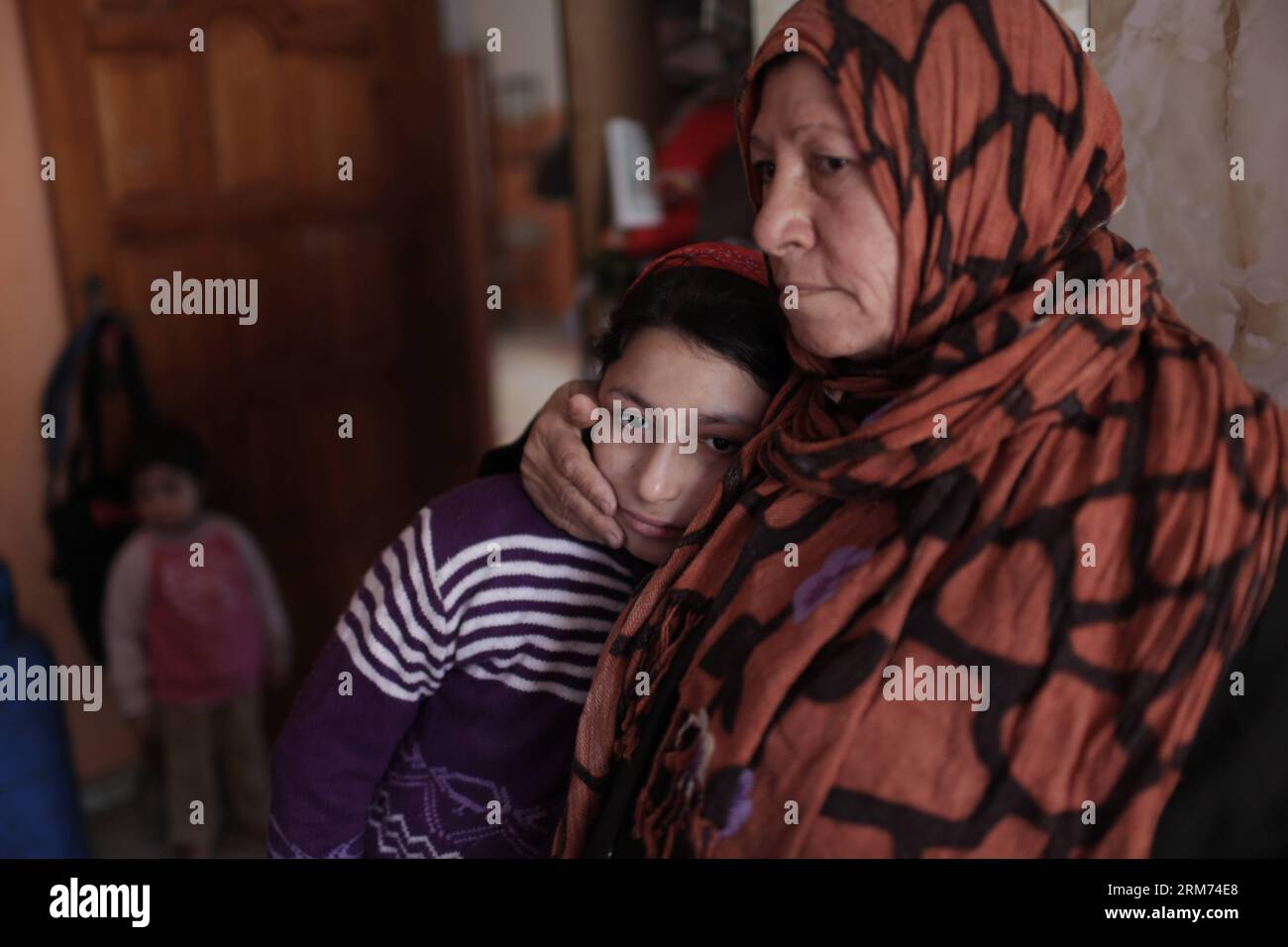 (140213) -- GAZA, 13 février 2014 (Xinhua) -- Une jeune palestinienne de 12 ans, Rula Ali (C), qui souffre d'une laryngite chronique, est vue dans l'un de ses bras de libération chez elle dans le camp de réfugiés de Nuseirat, au centre de la bande de Gaza, le 13 février 2014. Plusieurs patients palestiniens comme Rula qui cherchent à se faire soigner en Israël se sont vu refuser l'accès par les autorités israéliennes via le point de passage d'Erez avec Gaza pour détenir des documents utilisant le terme État de Palestine . (Xinhua/Wissam Nassar) MIDEAST-GAZA-PATIENTS REFUSÉ PAR ISRAËL PUBLICATIONxNOTxINxCHN Gaza février 13 2014 XINHUA une PALESTINIENNE de 12 ans Ali C OMS Banque D'Images