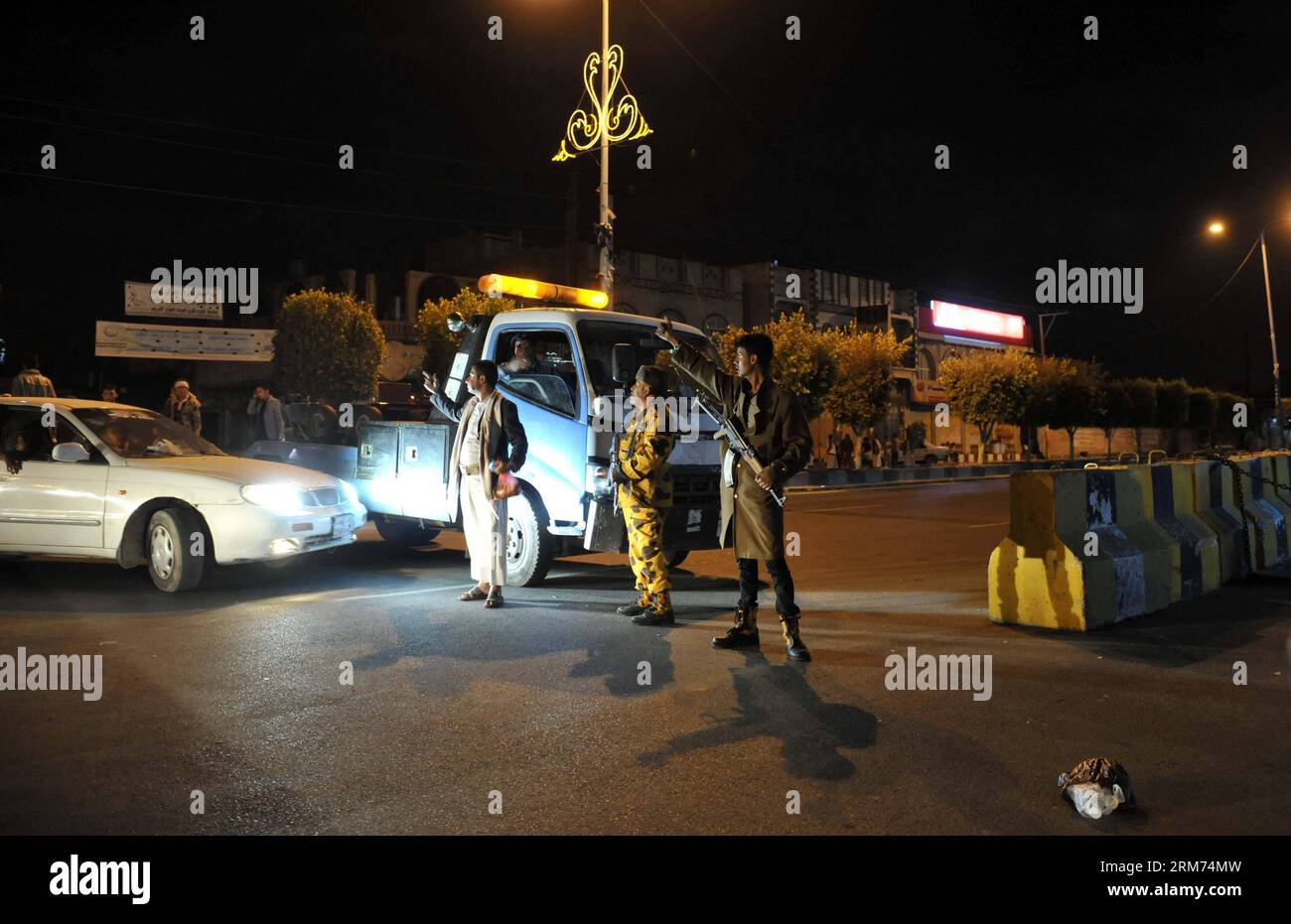 (140213) -- SANAA, 13 février 2014 (Xinhua) -- des soldats yéménites bloquent des routes menant à la prison centrale après avoir entendu des coups de feu près de la prison de Sanaa, Yémen, le 13 février 2014. La sécurité dans le pays arabe s'est détériorée après que des bouleversements politiques ont éclaté en 2011 qui ont gravement affaibli le contrôle du gouvernement. Le gouvernement yéménite s'est efforcé de stabiliser le pays touché par les troubles en organisant un dialogue de réconciliation nationale qui s'est terminé en janvier après un débat de dix mois. (Xinhua/Mohammed Mohammed) YEMEN-SANAA-GUNFIRE-SECURITY PUBLICATIONxNOTxINxCHN Sanaa 13 2014 février Bloc des soldats yéménites de XINHUA Banque D'Images