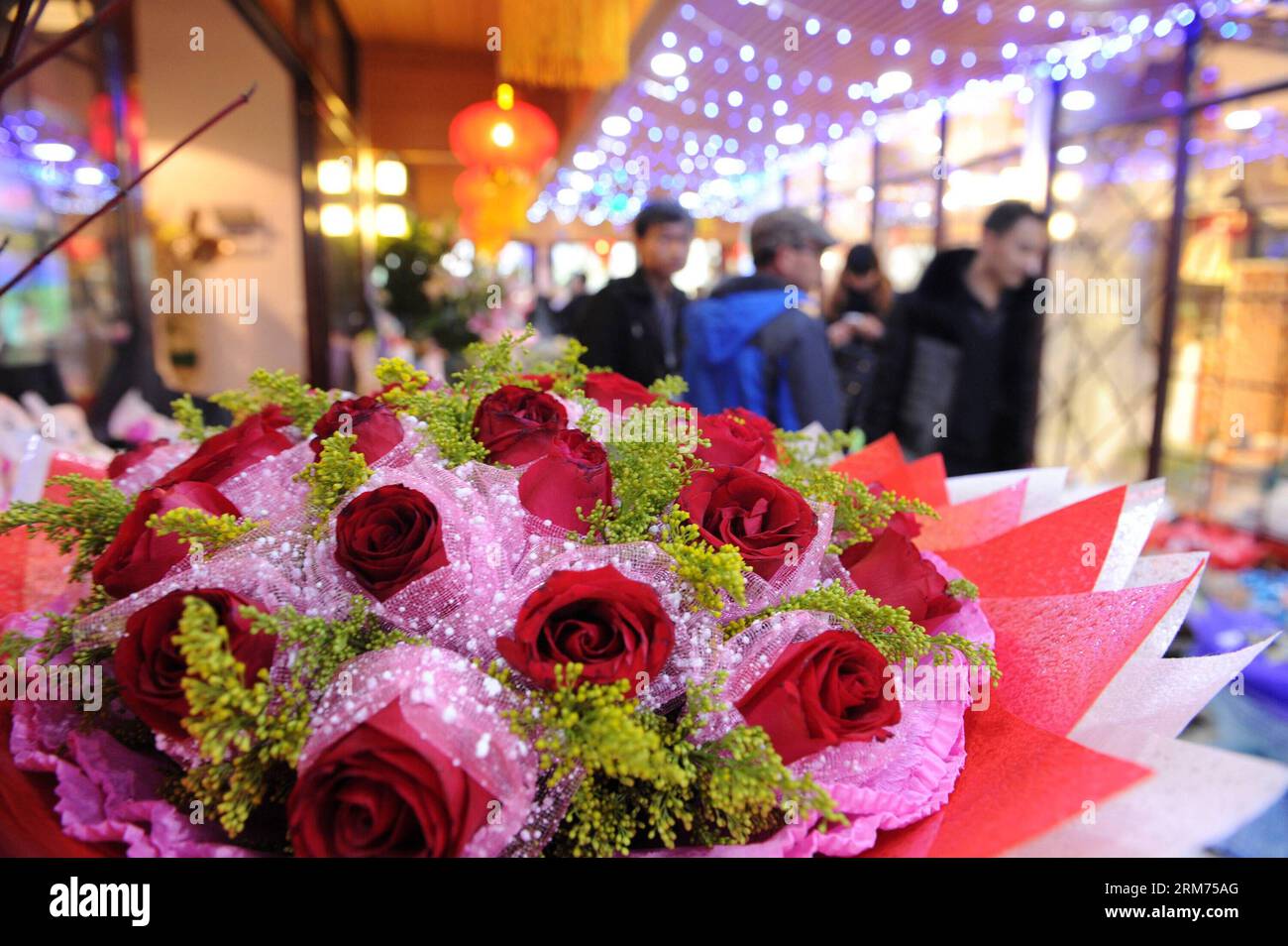 (140214) -- GUIYANG, 14 février 2014 (Xinhua) -- des résidents locaux choisissent des fleurs sur un marché aux fleurs à Guiyang, capitale de la province du Guizhou du sud-ouest de la Chine, le 14 février 2014. Beaucoup de gens achètent des fleurs le jour de la Saint-Valentin cette année, car il coïncide avec la fête des lanternes, le 15e jour du premier mois du calendrier lunaire chinois. (Xinhua/Tao Liang)(wjq) CHINA-GUIZHOU-VALENTINE S DAY-FLOWERS (CN) PUBLICATIONxNOTxINxCHN Guiyang février 14 2014 XINHUA résidents locaux Sélectionner des fleurs À un marché aux fleurs à Guiyang capitale du sud-ouest de la Chine S Guizhou province février 14 2014 DE NOMBREUSES célébrités achètent des fleurs Banque D'Images