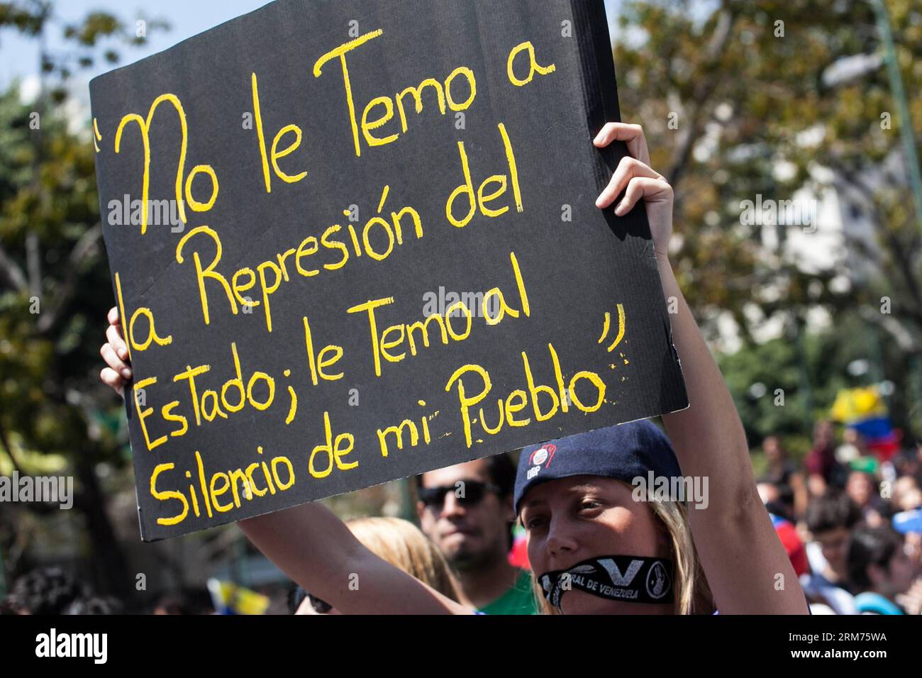 Un manifestant tient une banderole lors d’une manifestation réclamant justice pour les personnes décédées lors de manifestations le 12 février, à Caracas, capitale du Venezuela, le 14 février 2014. (Xinhua/Boris Vergara) VENEZUELA-CARACAS-SOCIETY-PROTEST PUBLICATIONxNOTxINxCHN un manifestant tient une bannière lors d'une manifestation réclamant justice pour les célébrités mort en protestation le 12 février à Caracas capitale du Venezuela le 14 2014 février XINHUA Boris Vergara Venezuela Caracas Society Protest PUBLICATIONxNOTxINxCHN Banque D'Images
