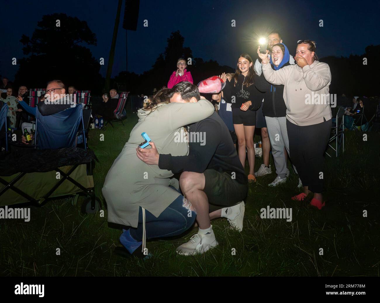 Rhys Whelan et Megan Greenwood s'embrassent lors d'une proposition surprise après que des drones aient épelé les mots «Marry Me» et «Megan», lors des championnats de feux d'artifice 2023 à Newby Hall, près de Ripon. Date de la photo : Samedi 26 août 2023. Banque D'Images