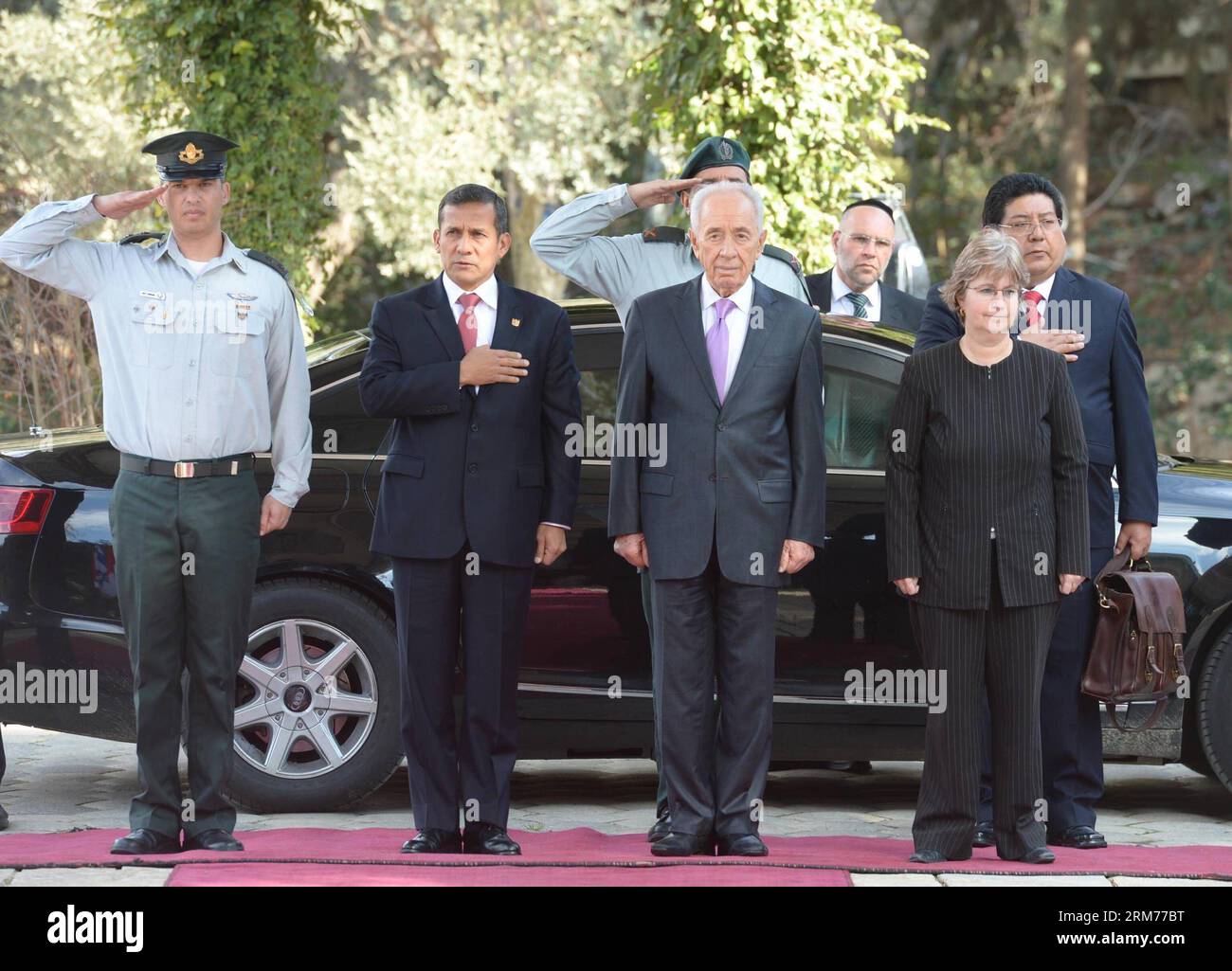 (140217) -- JÉRUSALEM, 17 février 2014 (Xinhua) -- le président israélien Shimon Peres (2e R, Front) organise une réception officielle pour son homologue péruvien Ollanta Humala Tasso à la résidence du président israélien à Jérusalem, le 17 février 2014. Le président israélien Shimon Peres a organisé lundi une réception d’accueil et une réunion de travail diplomatique avec son homologue péruvien Ollanta Humala Tasso. (Xinhua/GPO/Mark Neyman) MIDEAST-JERUSALEM-ISRAEL-PERU-PRESIDENT-MEETING PUBLICATIONxNOTxINxCHN Jerusalem Feb 17 2014 le président israélien de XINHUA Shimon Peres 2nd r Front tient un accueil d'Etat Banque D'Images