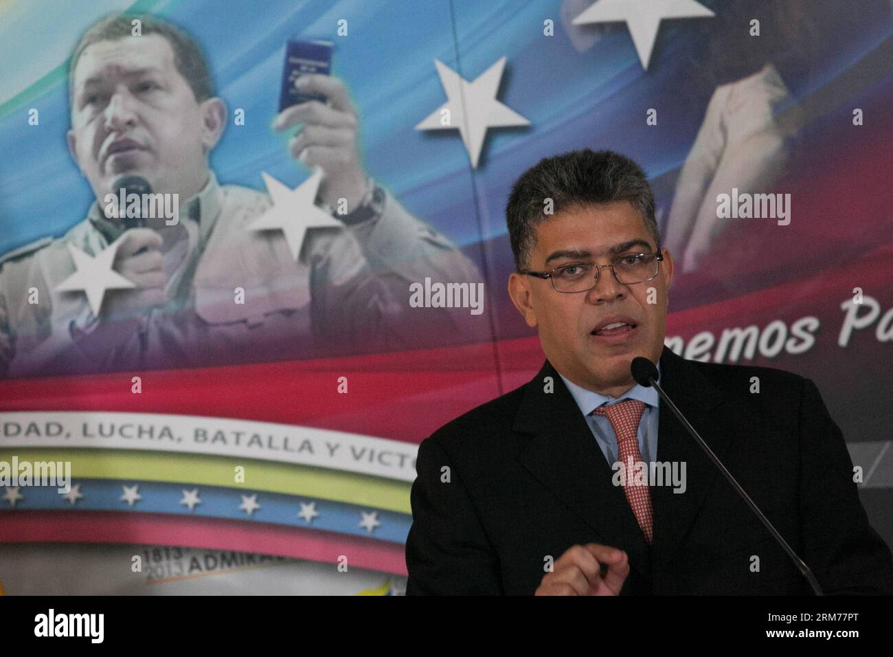 CARACAS, le 17 février 2014 - le ministre vénézuélien des Affaires étrangères Elias Jaua participe à une conférence de presse à la Maison jaune, à Caracas, Venezuela, le 17 février 2014. Elias Jaua a confirmé lundi l'expulsion de trois fonctionnaires consulaires américains accusés d'avoir incité à des manifestations violentes qui ont fait trois morts et des dizaines de blessés. (Xinhua/Boris Vergara) (fnc) (sp) VENEZUELA-CARACAS-POLITICS-ELIAS JAUA PUBLICATIONxNOTxINxCHN Caracas février 17 2014 les ministres vénézuéliens des Affaires étrangères Elias participent à une conférence de presse À la Maison jaune de Caracas Venezuela LE 17 2014 février confirme Elias Banque D'Images