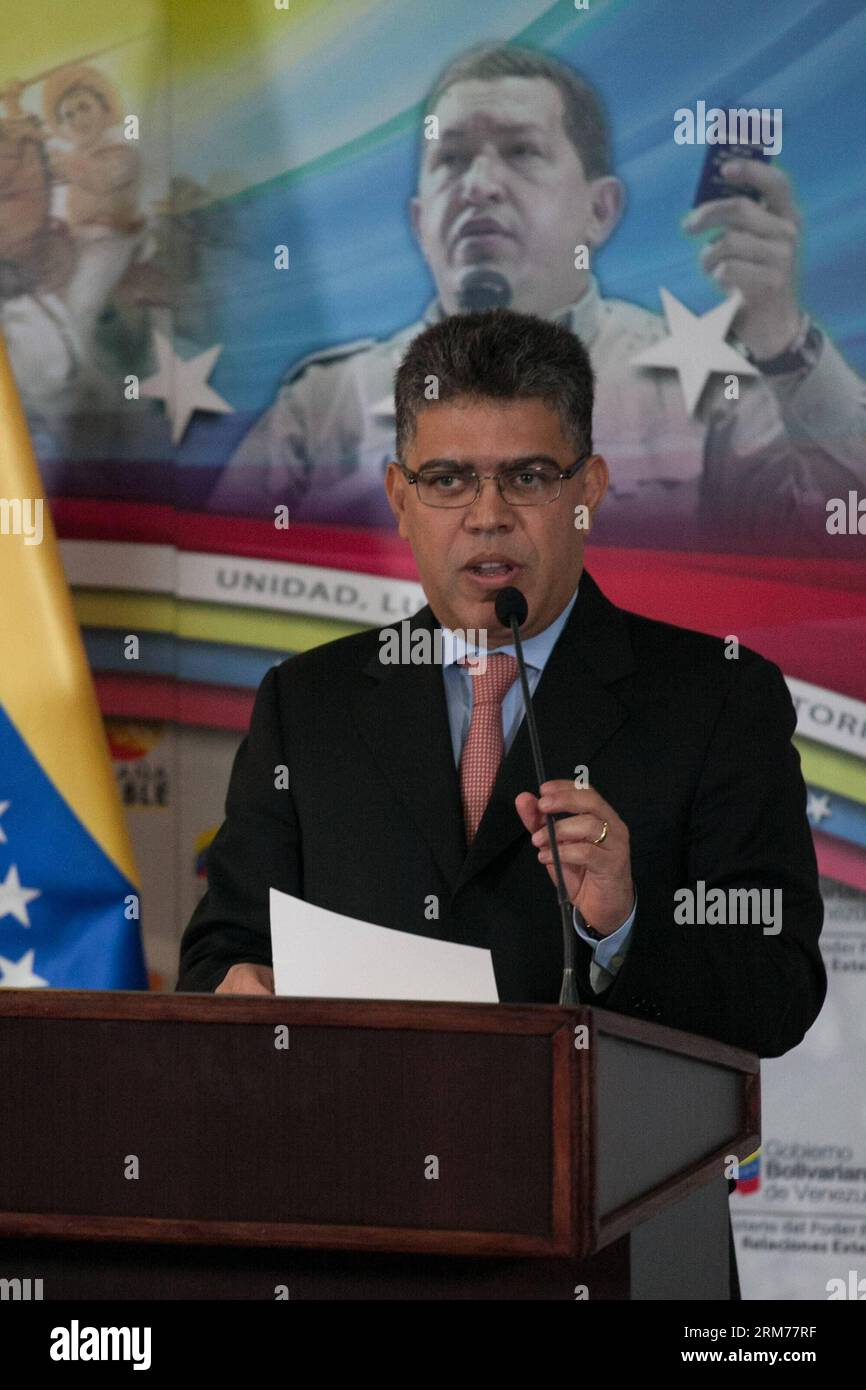 CARACAS, le 17 février 2014 - le ministre vénézuélien des Affaires étrangères Elias Jaua participe à une conférence de presse à la Maison jaune, à Caracas, Venezuela, le 17 février 2014. Elias Jaua a confirmé lundi l'expulsion de trois fonctionnaires consulaires américains accusés d'avoir incité à des manifestations violentes qui ont fait trois morts et des dizaines de blessés. (Xinhua/Boris Vergara) (fnc) (sp) VENEZUELA-CARACAS-POLITICS-ELIAS JAUA PUBLICATIONxNOTxINxCHN Caracas février 17 2014 les ministres vénézuéliens des Affaires étrangères Elias participent à une conférence de presse À la Maison jaune de Caracas Venezuela LE 17 2014 février confirme Elias Banque D'Images