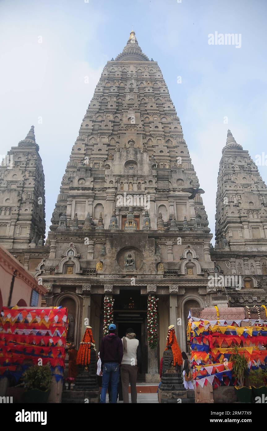 BODH GAYA (INDE), le 17 février 2014 - la photo prise le 17 février 2014 montre le grand temple du complexe du temple Mahabodhi à Bodh Gaya, dans l'État du Bihar, dans l'est de l'Inde. Le complexe du temple Mahabodhi est l'un des quatre lieux saints liés à la vie du Seigneur Bouddha, et en particulier à la réalisation de l'illumination. Le premier temple a été construit par l'empereur Asoka au 3e siècle av. J.-C., et les dates actuelles du temple datent du 5e ou 6e siècle. C'est l'un des premiers temples bouddhistes construits en brique, encore debout en Inde, de la fin de la période Gupta. (Xinhua/Chen Xuelian)(axy) WORLD HERITAGE-I. Banque D'Images