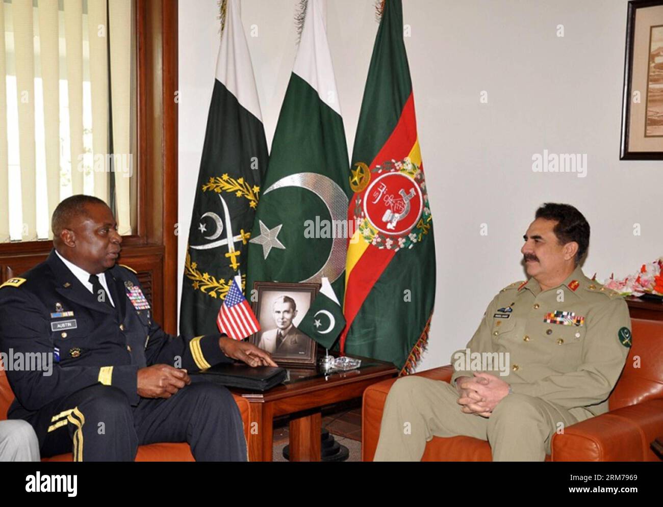 (140219) -- RAWALPINDI, 19 février 2014 (Xinhua) -- une photo publiée par les relations publiques inter-services (ISPR) des Forces armées pakistanaises montre que le commandant du Commandement central des États-Unis, le général Lloyd J. Austin III (L), rencontre le chef de l'armée pakistanaise, le général Raheel Sharif, à Rawalpindi, Pakistan, le 19 février 2014. Le commandant du Commandement central des États-Unis, le général Lloyd J. Austin III, a rencontré mercredi de hauts responsables militaires pakistanais et a discuté de questions liées à la situation de la sécurité régionale, en mettant particulièrement l'accent sur l'Afghanistan , a déclaré l'armée pakistanaise. (XINHUA/ISPR)(HY) PAKISTAN-RAWALPINDI-US-MILITARY-LEADER Banque D'Images