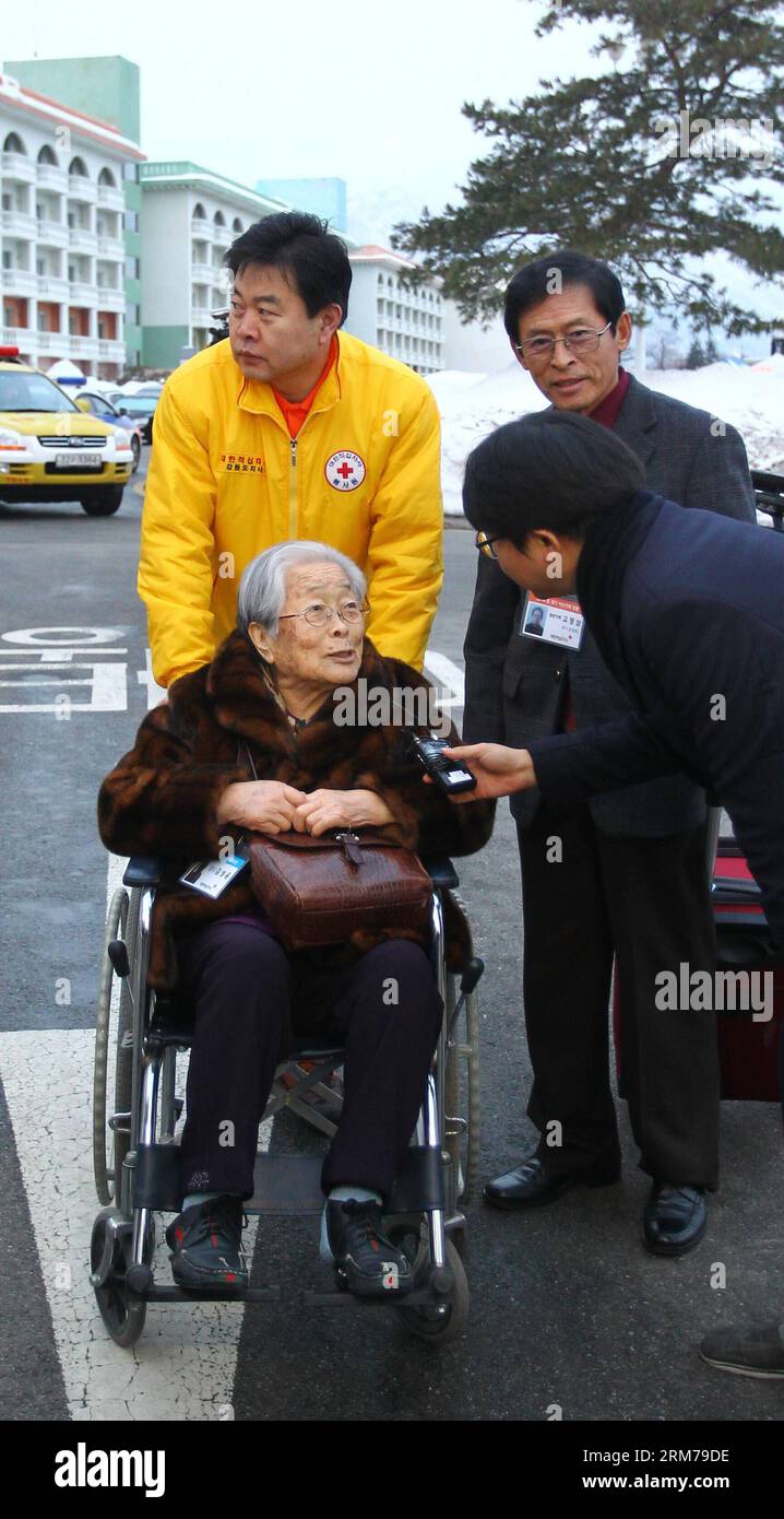(140220) -- SOKCHO, 20 février 2014 (Xinhua) -- une personne âgée sud-coréenne reçoit une entrevue avant de se rendre en République populaire démocratique de Corée (RPDC) pour rencontrer ses proches perdus depuis longtemps dans la station balnéaire pittoresque du mont Kumgang, à Sokcho, en Corée du Sud, le 20 février 2014. Accompagnés de 58 membres de leur famille, 82 Sud-Coréens âgés, dont quatre cinquièmes âgés de plus de 80 ans, ont quitté à 8 heures, heure locale, un hôtel de villégiature de la ville sud-coréenne de Sokcho, sur la côte est de la Corée du Sud, pour retrouver leurs familles perdues depuis longtemps, ou 178 personnes de la RPDC, pour la première fois en six décennies. (Xinhua/Yao Qilin) (sr Banque D'Images
