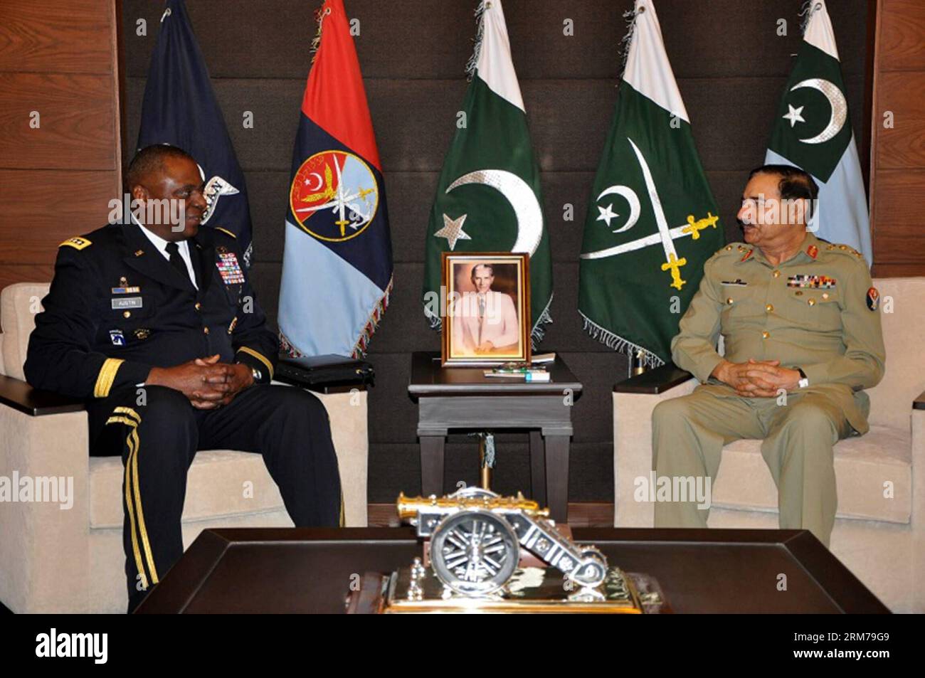 (140219) -- RAWALPINDI, 19 février 2014 (Xinhua) -- une photo publiée par les relations publiques inter-services des Forces armées pakistanaises (ISPR) le 19 février 201 montre que le commandant du Commandement central américain, le général Lloyd J. Austin III (L), rencontre le général pakistanais Rashad Mahmood, président du Comité des chefs d'état-major interarmées à Rawalpindi, au Pakistan. Le commandant du Commandement central des États-Unis, le général Lloyd J. Austin III, a rencontré mercredi de hauts responsables militaires pakistanais et a discuté de questions liées à la situation de la sécurité régionale, en mettant particulièrement l'accent sur l'Afghanistan, a déclaré l'armée pakistanaise. (Xinhua/ISPR) PAKIST Banque D'Images