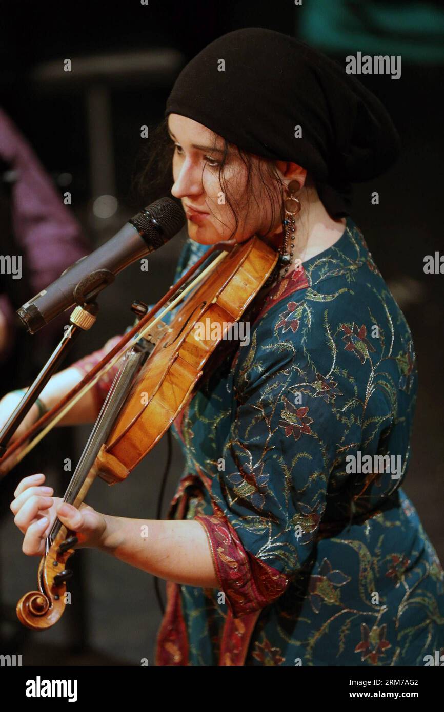 FRANCFORT, la chanteuse Maria Natanson du groupe Caci Vorba se prépare à se produire au Théâtre International de Francfort, en Allemagne, le 21 février 2014. CACI Vorba est un groupe de fusion gitane polonais, spécialisé dans la musique traditionnelle de toute l'Europe de l'est et des Carpates aux Balkans. Jouant des instruments traditionnels, le groupe ravira le public avec un mélange intelligent et éclectique de musique balkanique. CACI Vorba est actuellement considéré comme le meilleur groupe folk dans son pays d'origine, la Pologne. (Xinhua/Luo Huanhuan) (zjl) ALLEMAGNE-FRANCFORT-CACI VORBA-CONCERT PUBLICATIONxNOTxINxCHN Francfort le chanteur principal Banque D'Images