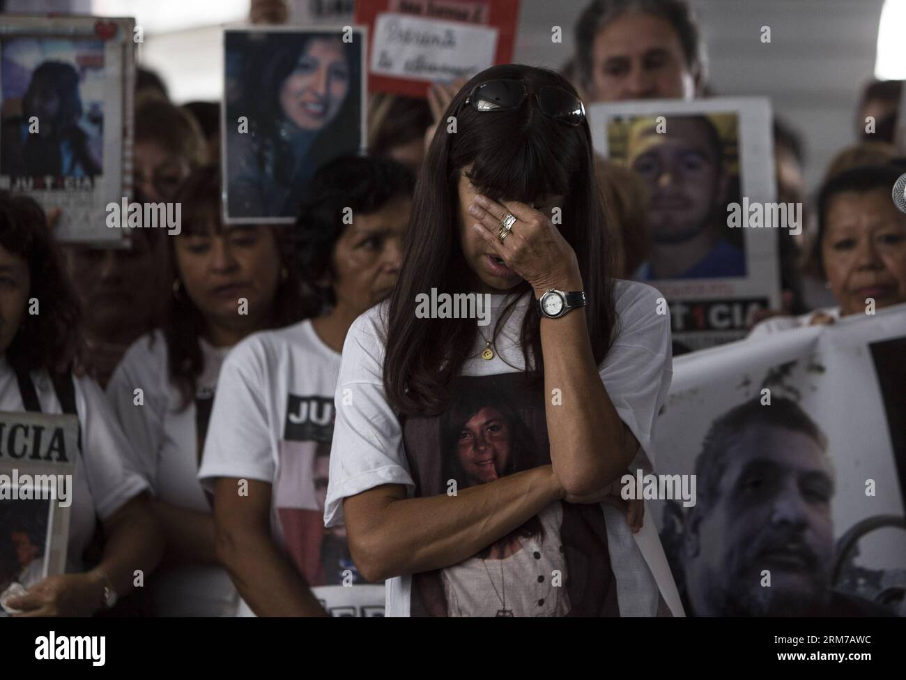 (140222) -- BUENOS AIRES, 22 février 2014 (Xinhua) -- des proches pleurent lors de la cérémonie de commémoration de ceux qui ont été tués dans l'accident de train il y a deux ans, à Buenos Aires, Argentine, le 22 février 2014. 51 personnes ont été tuées et plus de 700 blessées lorsqu'un train de banlieue bondé a heurté les tampons de la gare à l'heure de pointe du matin le 22 février 2012 alors qu'il circulait sur la ligne de chemin de fer reliant la capitale Buenos Aires à sa banlieue ouest. (Xinhua/Martin Zabala) (zw) ARGENTINA-BUENOS AIRES-TRAIN CRASH-ANNIVERSARY PUBLICATIONxNOTxINxCHN Buenos Aires février 22 2014 XINHUA parents Morne dur Banque D'Images