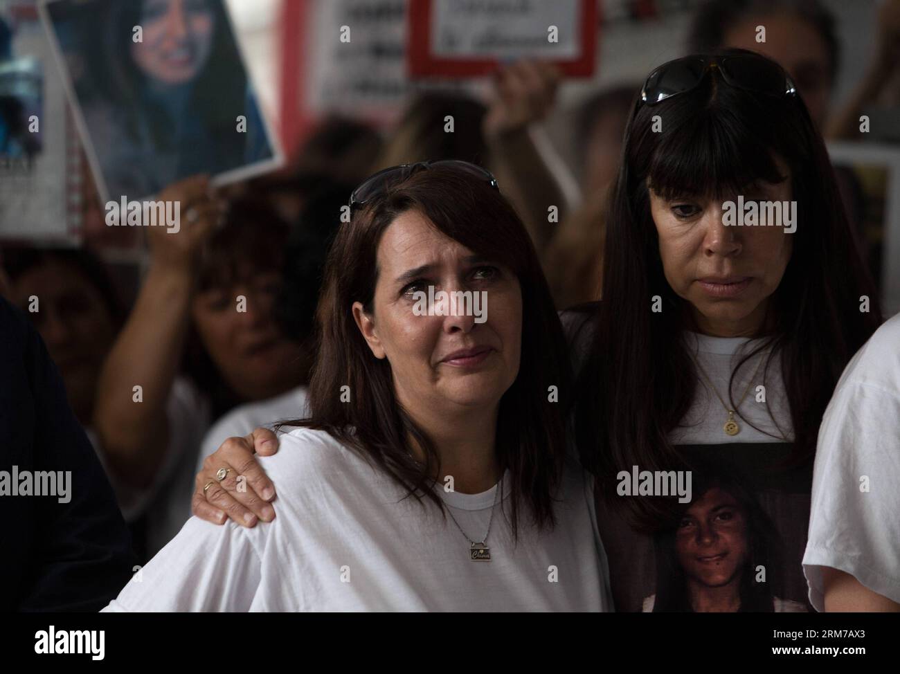(140222) -- BUENOS AIRES, 22 février 2014 (Xinhua) -- des proches pleurent lors de la cérémonie de commémoration de ceux qui ont été tués dans l'accident de train il y a deux ans, à Buenos Aires, Argentine, le 22 février 2014. 51 personnes ont été tuées et plus de 700 blessées lorsqu'un train de banlieue bondé a heurté les tampons de la gare à l'heure de pointe du matin le 22 février 2012 alors qu'il circulait sur la ligne de chemin de fer reliant la capitale Buenos Aires à sa banlieue ouest. (Xinhua/Martin Zabala) (zw) ARGENTINA-BUENOS AIRES-TRAIN CRASH-ANNIVERSARY PUBLICATIONxNOTxINxCHN Buenos Aires février 22 2014 XINHUA parents Morne dur Banque D'Images