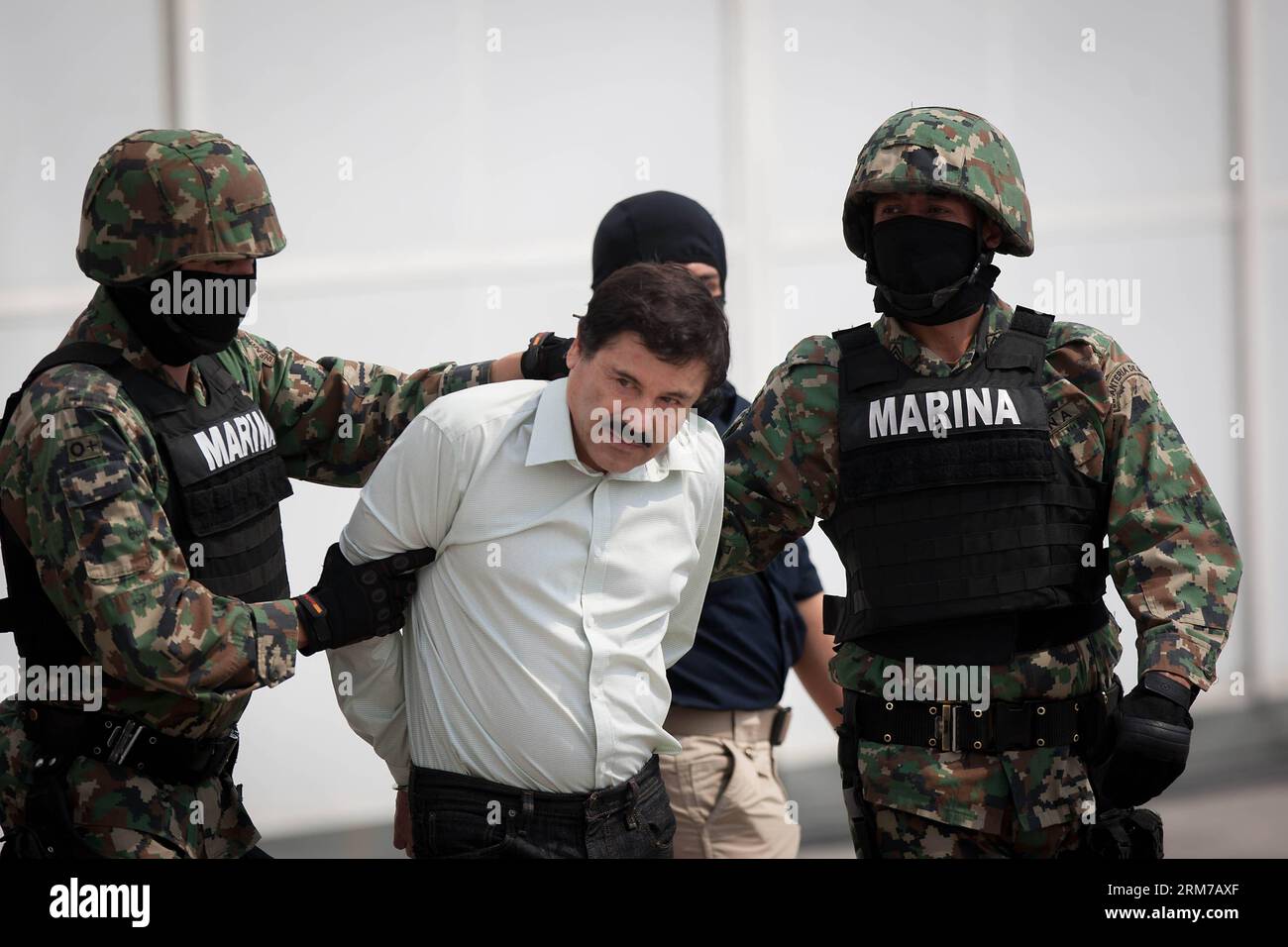 (140222) -- MEXICO, 22 février 2014 (Xinhua) -- des soldats de la Marine mexicaine escortent Joaquin Guzman Loera (C), alias El Chapo Guzman , chef du cartel Sinaloa, lors de sa présentation devant la presse, au hangar de la Marine mexicaine à Mexico, capitale du Mexique, le 22 février 2014. Le président mexicain Enrique Pena Nieto a confirmé samedi la capture du seigneur de la drogue le plus recherché au monde, Joaquin Guzman Loera, connu sous le nom d'El Chapo, dans la station balnéaire pacifique de Mazatlan. (Xinhua/Pedro Mera) (ce) (ah) MEXICO-SINALOA-DRUG Lord-CAPTUERE PUBLICATIONxNOTxINxCHN Mexico 22 2014 février XINHUA Marine MEXICAINE Banque D'Images