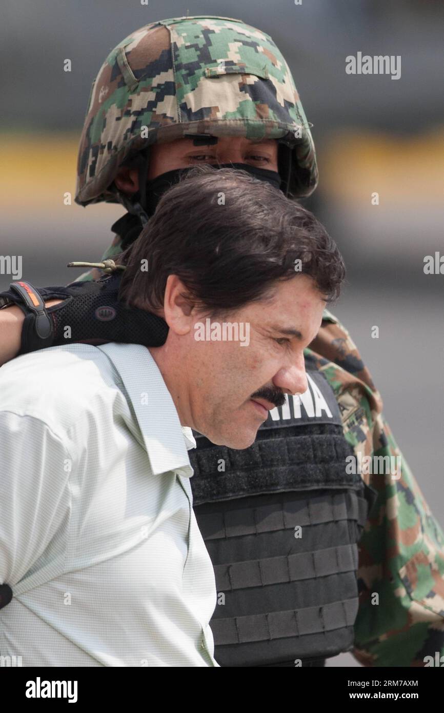 (140222) -- MEXICO, 22 février 2014 (Xinhua) -- des soldats de la Marine mexicaine escortent Joaquin Guzman Loera (front), alias El Chapo Guzman , chef du cartel Sinaloa, lors de sa présentation devant la presse, au hangar de la Marine mexicaine à Mexico, capitale du Mexique, le 22 février 2014. Le président mexicain Enrique Pena Nieto a confirmé samedi la capture du seigneur de la drogue le plus recherché au monde, Joaquin Guzman Loera, connu sous le nom d'El Chapo, dans la station balnéaire pacifique de Mazatlan. (Xinhua/Pedro Mera) (ce) (ah) MEXICO-SINALOA-DRUG Lord-CAPTUERE PUBLICATIONxNOTxINxCHN Mexico 22 2014 février XINHUA MEXICAN N Banque D'Images