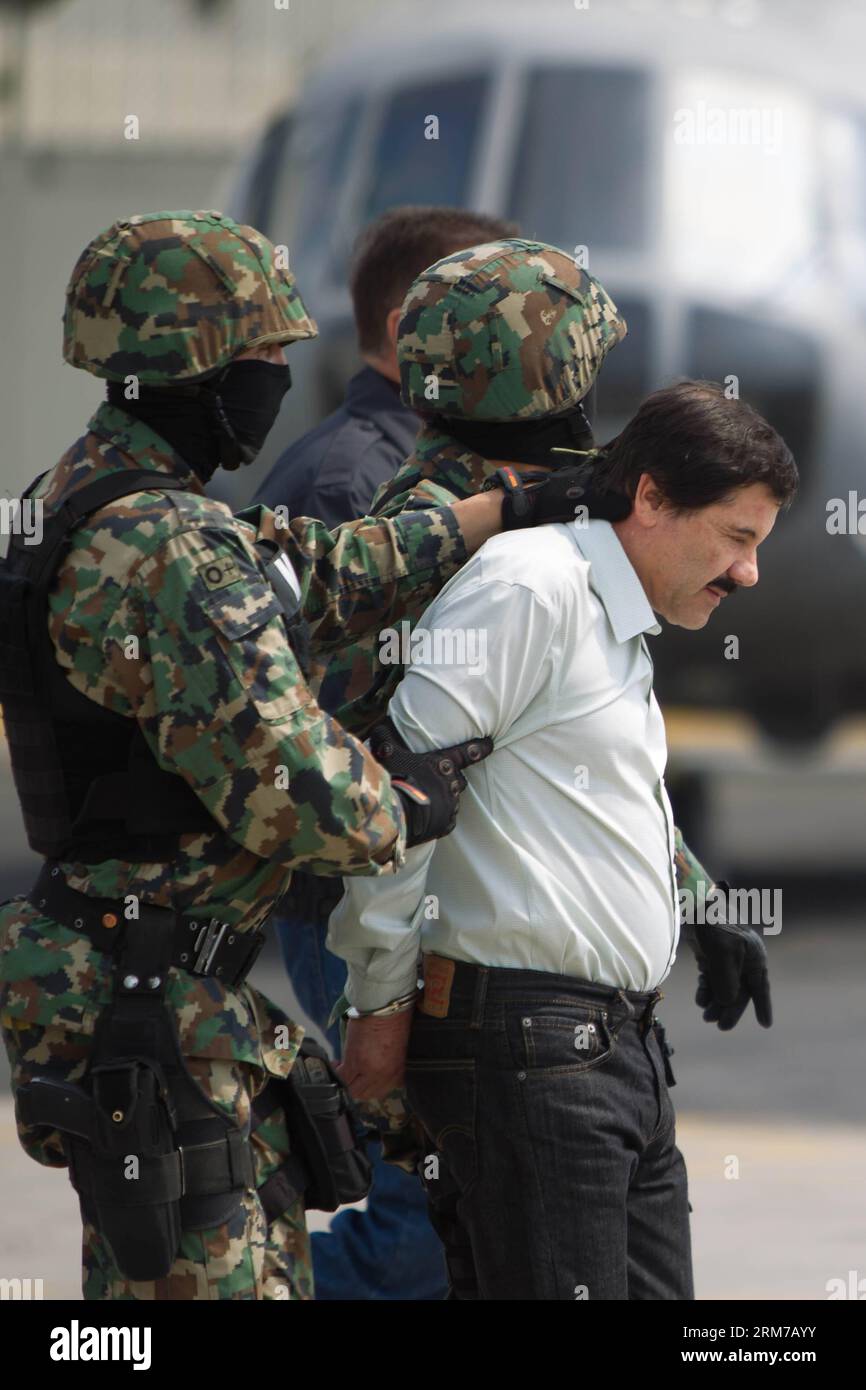 (140222) -- MEXICO, 22 février 2014 (Xinhua) -- des soldats de la Marine mexicaine escortent Joaquin Guzman Loera (1st R), alias El Chapo Guzman , chef du cartel Sinaloa, lors de sa présentation devant la presse, au hangar de la Marine mexicaine à Mexico, capitale du Mexique, le 22 février 2014. Le président mexicain Enrique Pena Nieto a confirmé samedi la capture du seigneur de la drogue le plus recherché au monde, Joaquin Guzman Loera, connu sous le nom d'El Chapo, dans la station balnéaire pacifique de Mazatlan. (Xinhua/Zhang Jiayang) (ce) (ah) MEXICO-SINALOA-DRUG Lord-CAPTUERE PUBLICATIONxNOTxINxCHN Mexico février 22 2014 XINHUA MEXICA Banque D'Images
