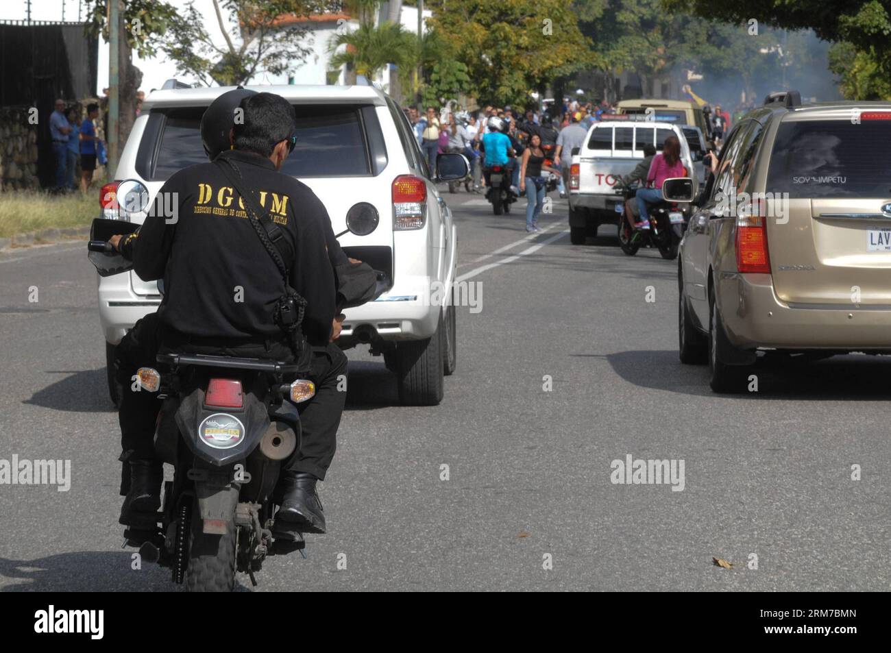 Des membres de la Direction générale du contre-espionnage militaire quittent la résidence du général de l’armée à la retraite Angel Vivas, accusé par le président vénézuélien Nicolas Maduro d’incitation à la violence, dans l’État de Miranda, au Venezuela, le 23 février 2014. (Xinhua/Str) VENEZUELA-MIRANDA-POLITICS-VIVAS PUBLICATIONxNOTxINxCHN les membres de la Direction générale du contre-espionnage militaire quittent la résidence du général Angel Vivas de l'armée retraitée accusé par le président vénézuélien Nicolas Maduro d'incitation à la violence dans l'État de Miranda Venezuela LE 23 2014 février XINHUA Str Venezuela Miranda POLITICS Vivas PUBLICA Banque D'Images