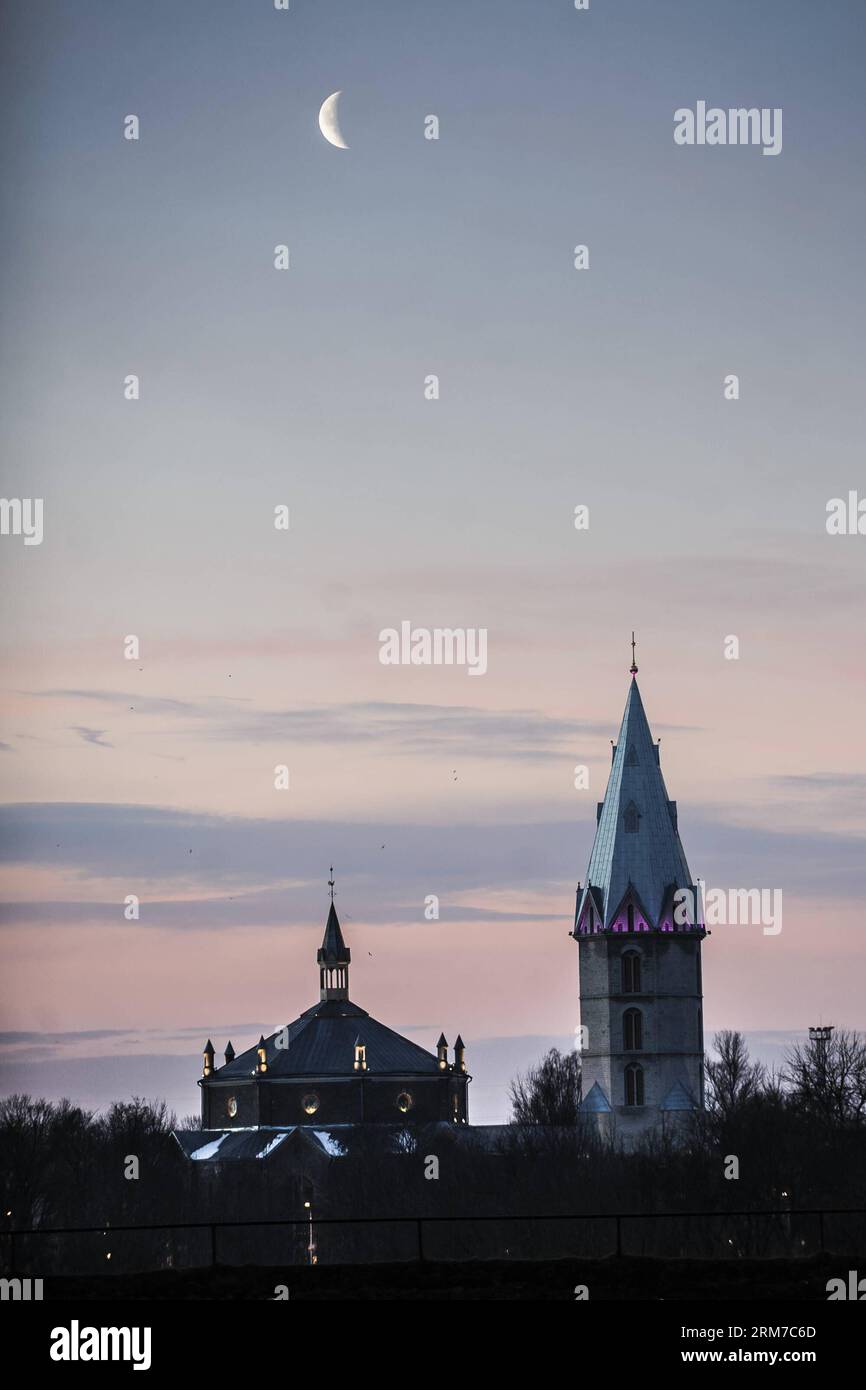 (140224) -- NARVA(ESTONIE), 24 février 2014 (Xinhua) -- la photo prise le 24 février 2014 montre l'aube de Narva, la ville la plus orientale de l'Estonie. Estonie célébrant son 96 anniversaire de l'indépendance lundi, et la première cérémonie du lever du soleil dans le pays aurait lieu dans la ville de Narva. (Xinhua/Sergei Stepanov) ESTONIE-NARVA-ANNIVERSAIRE DE L'INDÉPENDANCE PUBLICATIONxNOTxINxCHN Narva Estonie février 24 2014 XINHUA photo prise LE 24 2014 février montre l'aube à Narva la ville la plus orientale de l'Estonie Estonie Estonie célébrant le lundi 96 anniversaire de l'indépendance et la première cérémonie du drapeau du lever du soleil à Th Banque D'Images