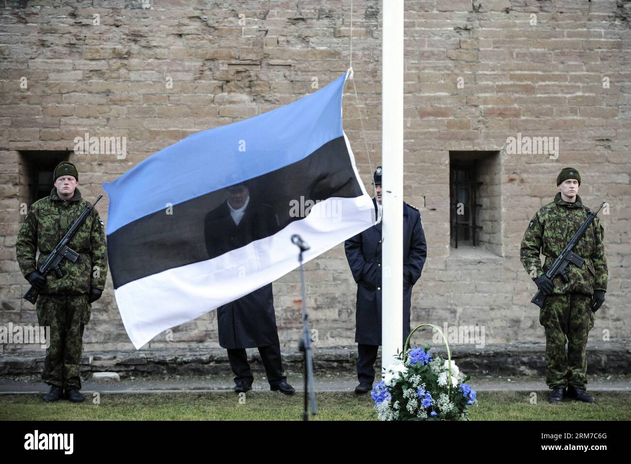 (140224) -- NARVA(ESTONIE), 24 février 2014 (Xinhua) -- une photo prise le 24 février 2014 montre la cérémonie du lever du soleil à Narva, la ville la plus orientale de l'Estonie. Estonie célébrant son 96e anniversaire de l'indépendance lundi, et la première cérémonie du drapeau du lever du soleil dans le pays a eu lieu dans la ville de Narva. (Xinhua/Sergei Stepanov) ESTONIE-NARVA-ANNIVERSAIRE DE L'INDÉPENDANCE PUBLICATIONxNOTxINxCHN Narva Estonie février 24 2014 XINHUA photo prise LE 24 2014 février montre la cérémonie du drapeau du lever du soleil à Narva la ville la plus orientale de l'Estonie Estonie célébrant SON 96e anniversaire de l'indépendance LE lundi et les Firs Banque D'Images