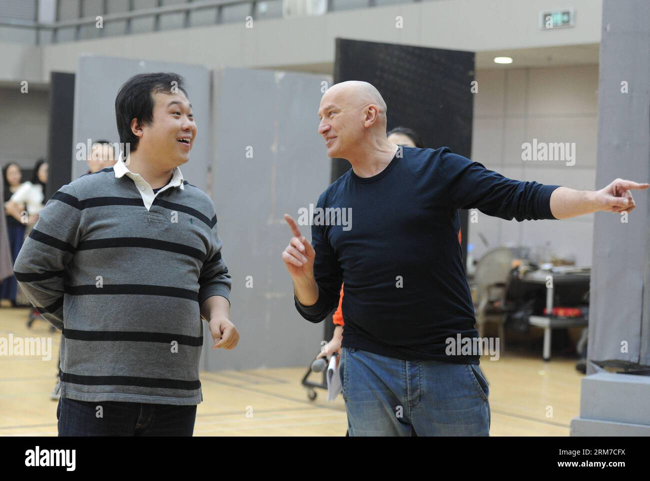 (140225) -- BEIJING, 25 février 2014 (Xinhua) -- le réalisateur Alexei Stepanyuk (à droite) donne des instructions lors de la répétition de l'opéra Eugene Onegin au Centre national des arts de la scène (NCPA) à Beijing, capitale de la Chine, le 25 février 2014. En tant que première coproduction du Théâtre Mariinsky et de la NCPA, Eugene Onegin lèvera le rideau du Festival d’opéra de la NCPA en 2014. (Xinhua/Luo Xiaoguang) (zgp) CHINA-BEIJING-OPERA-EUGENE ONEGIN (CN) PUBLICATIONxNOTxINxCHN Beijing février 25 2014 le réalisateur XINHUA Alexei donne des instructions lors de la répétition de l'Opéra Eugene ONEGIN AU Centre National pour le PER Banque D'Images