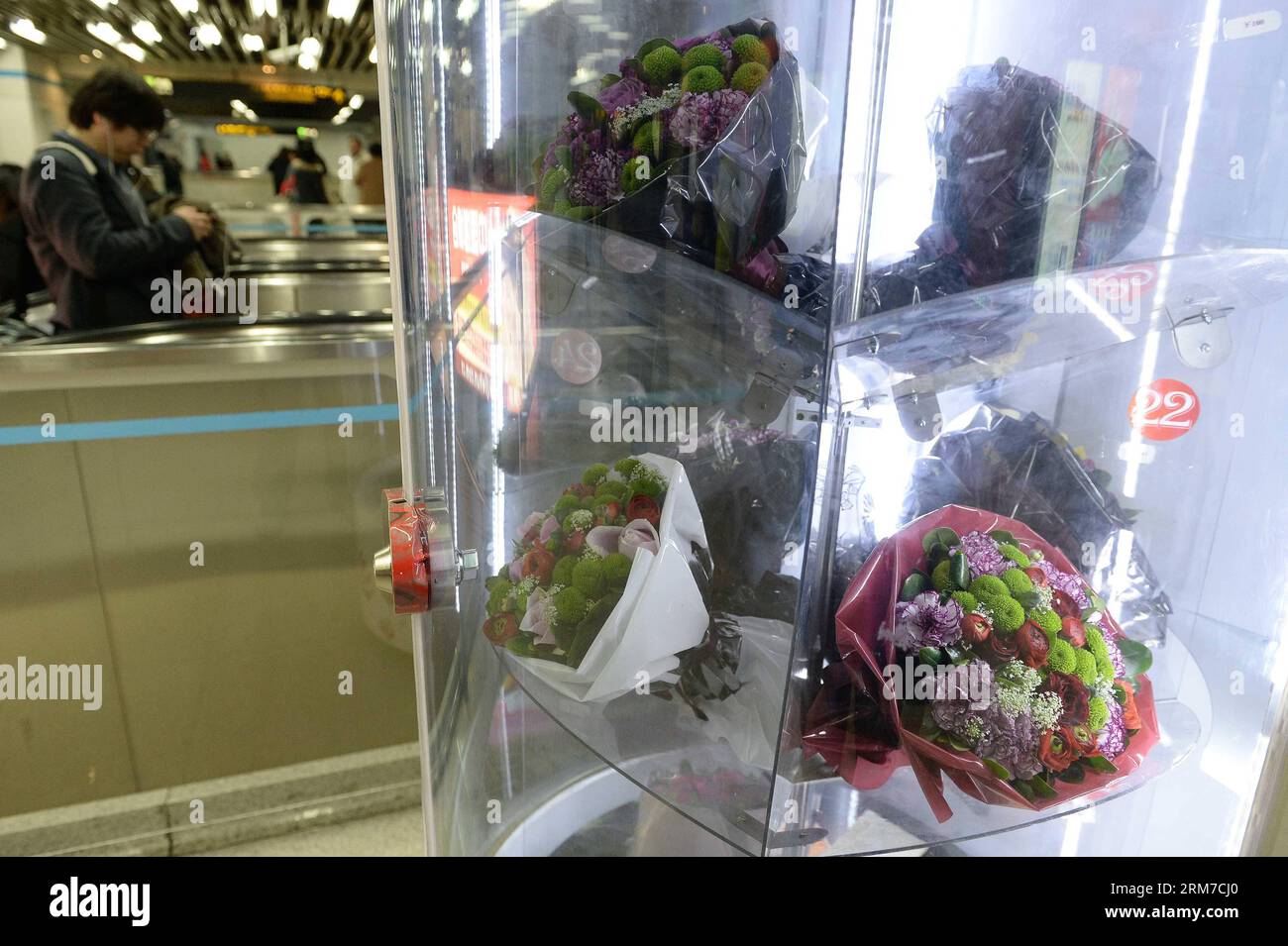 (140225) -- SHANGHAI, 25 février 2014 (Xinhua) -- une photo prise le 25 février 2014 montre un distributeur automatique de fleurs dans une station de métro dans l'est de la Chine Shanghai, 25 février 2014. Grâce au distributeur automatique, les gens peuvent obtenir des fleurs commodément après avoir inséré de l'argent pour le paiement. (Xinhua/Lai Xinlin) (mt) CHINA-SHANGHAI-FLOWER DISTRIBUTEUR AUTOMATIQUE (CN) PUBLICATIONxNOTxINxCHN Shanghai février 25 2014 XINHUA photo prise LE 25 2014 février montre un distributeur automatique de fleurs À une station de métro dans l'est de la Chine S Shanghai février 25 2014 par le distributeur automatique célébrités PEUVENT obtenir des fleurs après avoir inséré de l'argent pour paiement XINH Banque D'Images