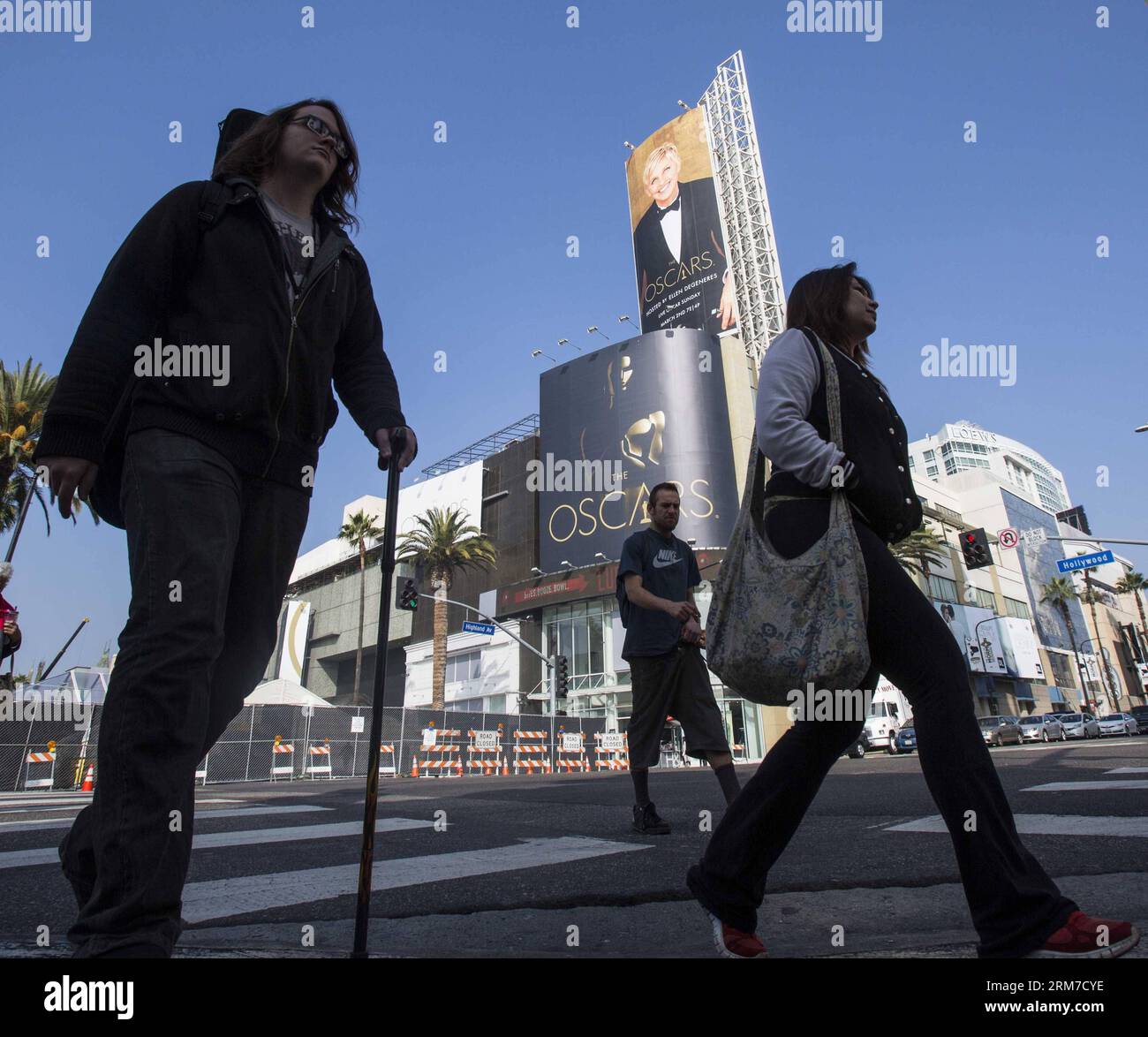 LOS ANGELES, 25 février 2014 (Xinhua) -- les gens passent devant l'affiche des 86e Oscars devant le Dolby Theater à Hollywood à Los Angeles, aux États-Unis, le 25 février 2014. La 86e cérémonie des Oscars aura lieu le 2 mars 2014. (Xinhua/Zhao Hanrong) (zhf) US-LOS ANGELES-OSCAR-PREPARATIONS PUBLICATIONxNOTxINxCHN Los Angeles février 25 2014 les célébrités de XINHUA passent devant l'affiche de la 86e cérémonie des Oscars devant le Dolby Theatre à Hollywood de Los Angeles les États-Unis février 25 2014 la 86e cérémonie des Oscars sera Hero LE 2 2014 mars XINHUA Zhao U.S. Lo Banque D'Images