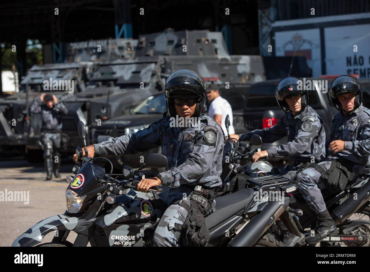 Des policiers se réunissent avant un exercice à Rio de Janeiro, Brésil, le 26 février 2014. Un exercice anti-violence a été mené par la police militaire ici mercredi pour préparer le prochain carnaval et la finale de la coupe du monde de la FIFA 2014. (Xinhua/Xu Zijian) BRÉSIL-RIO DE JANEIRO-EXERCICE ANTI-VIOLENCE PUBLICATIONxNOTxINxCHN les officiers de police se réunissent avant un exercice à Rio de Janeiro Brésil 26 2014 février pour l'exercice anti-violence ce qui a été mené par la police militaire ici mercredi pour préparer le prochain Carnaval et la finale de la coupe du monde de la FIFA 2014 XINHUA Xu Zijian Brésil Rio de Janeiro anti-violence Banque D'Images