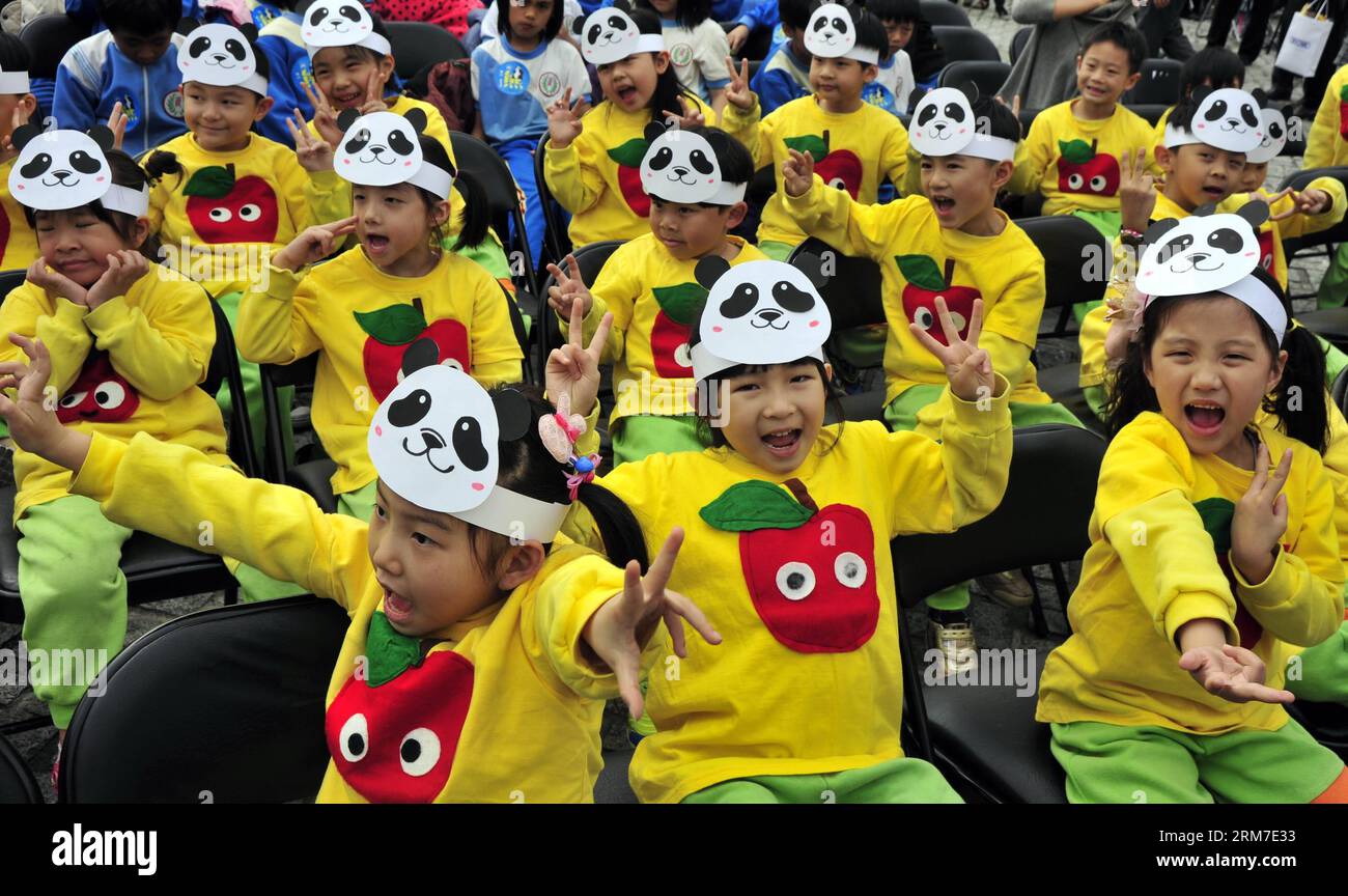 (140227) -- TAIPEI, 27 février 2014 (Xinhua) -- de jeunes enfants assistent à la cérémonie de lancement d'une exposition en plein air intitulée Pandas World Tour - Taipei sur la place des citoyens de Taipei, dans le sud-est de la Chine, Taiwan, le 27 février 2014. Un total de 1 600 pandas et ours noirs de Formosan en papier écologique ont été exposés jeudi. L'événement vise à promouvoir la protection de l'environnement et à sensibiliser le public à la préservation des animaux. Tous les pandas en papier et les ours noirs exposés seront ouverts à la vente caritative après la fin de l’événement, le 30 mars. (Xinhua/Wu Ching-t Banque D'Images