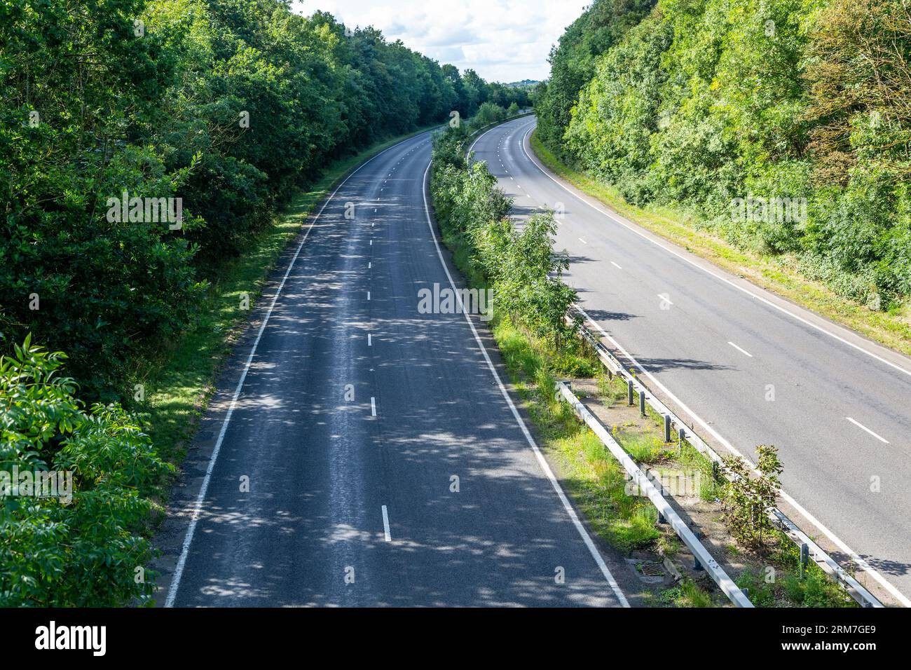 A12 route principale à deux voies vide de circulation, marché de Wickham, Suffolk, Angleterre, Royaume-Uni Banque D'Images