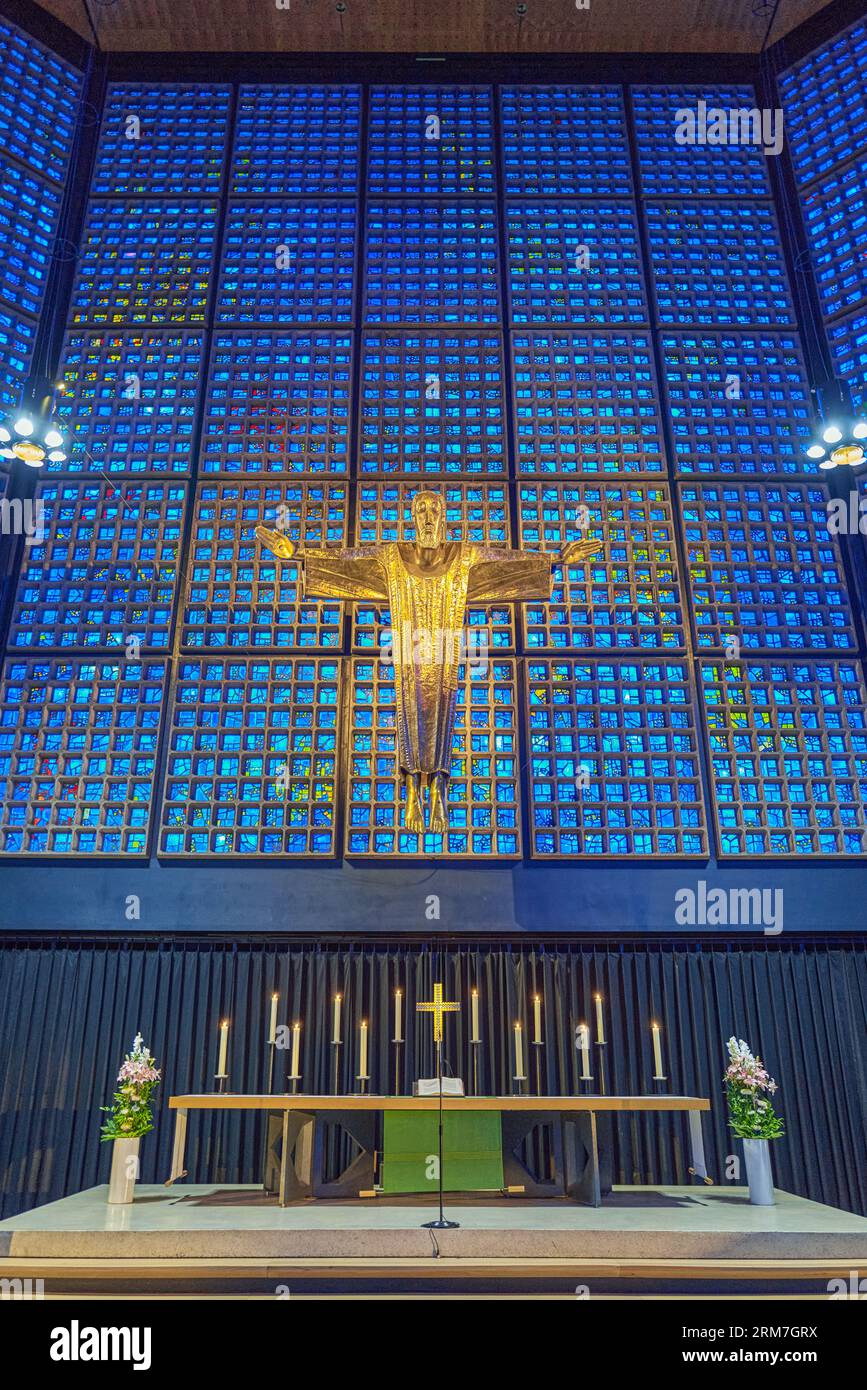 Berlin, Allemagne - Juky 30, 2019 : église commémorative Kaiser Wilhelm, le Christ de la Résurrection de Karl Hemmeter au-dessus de l'autel principal Banque D'Images