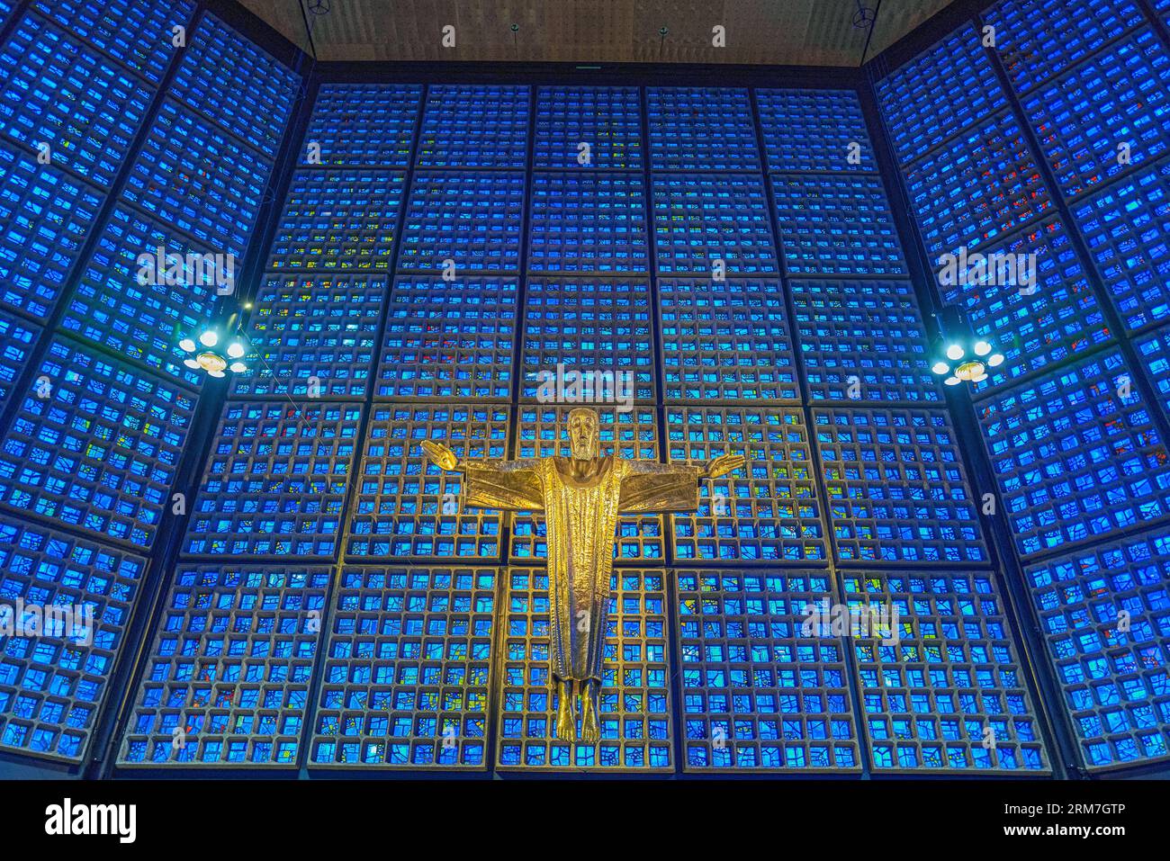 Berlin, Allemagne - Juky 30, 2019 : église commémorative Kaiser Wilhelm, le Christ de la Résurrection de Karl Hemmeter au-dessus de l'autel principal Banque D'Images