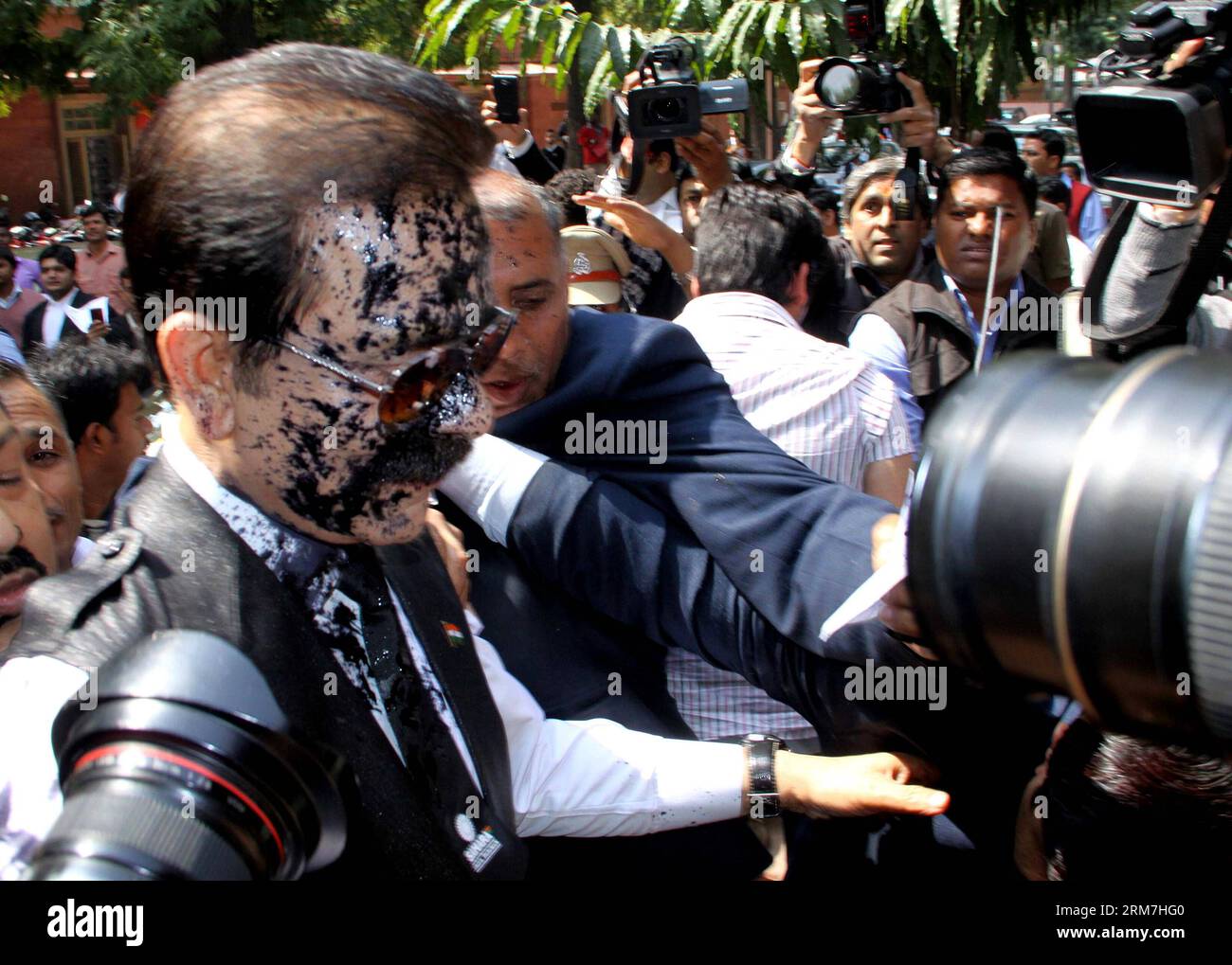 (140304 11) -- NEW DELHI, 4 mars 2014 (Xinhua) -- le président du groupe Sahara, Subrata Roy (devant), enduit d'encre sur le visage, entre à la Cour suprême de New Delhi, en Inde, le 4 mars 2014. Mardi, la Cour suprême de l'Inde a envoyé un industriel de haut niveau en prison pour au moins une semaine pour son lien avec une affaire de fraude financière. Un banc de deux juges placé sous garde judiciaire Subrata Roy avec deux autres directeurs de société, se disant mécontent de la proposition du magnat des affaires de rembourser de l argent aux investisseurs. (Xinhua) (CORRECTION)INDE-NEW DELHI-COURT PUBLICATIONxNOT Banque D'Images