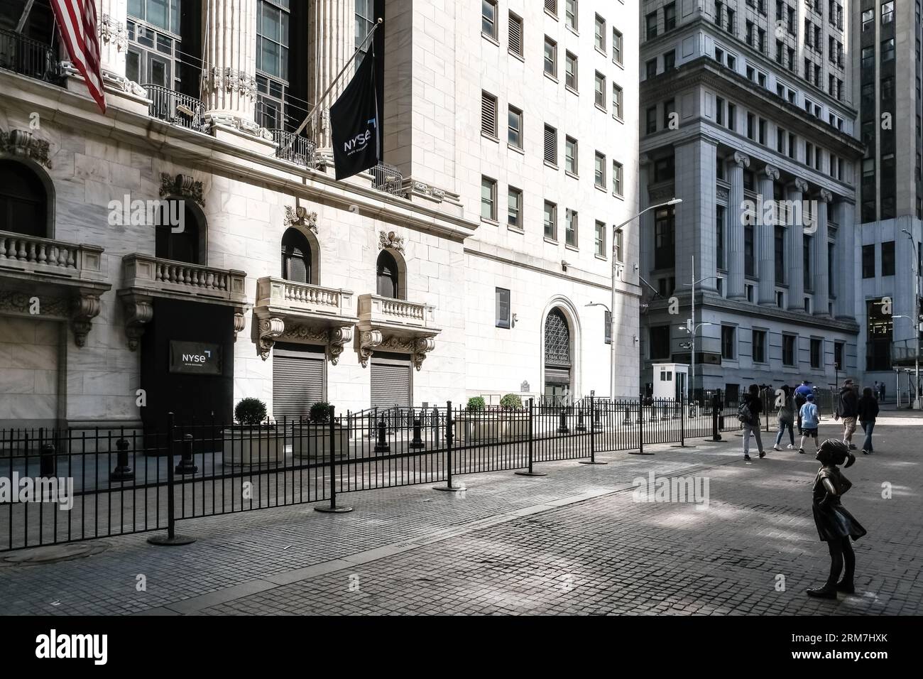 Vue de The Fearless Girl, une sculpture en bronze sur Broad Street en face du New York stock Exchange Building à Manhattan, New York. Banque D'Images