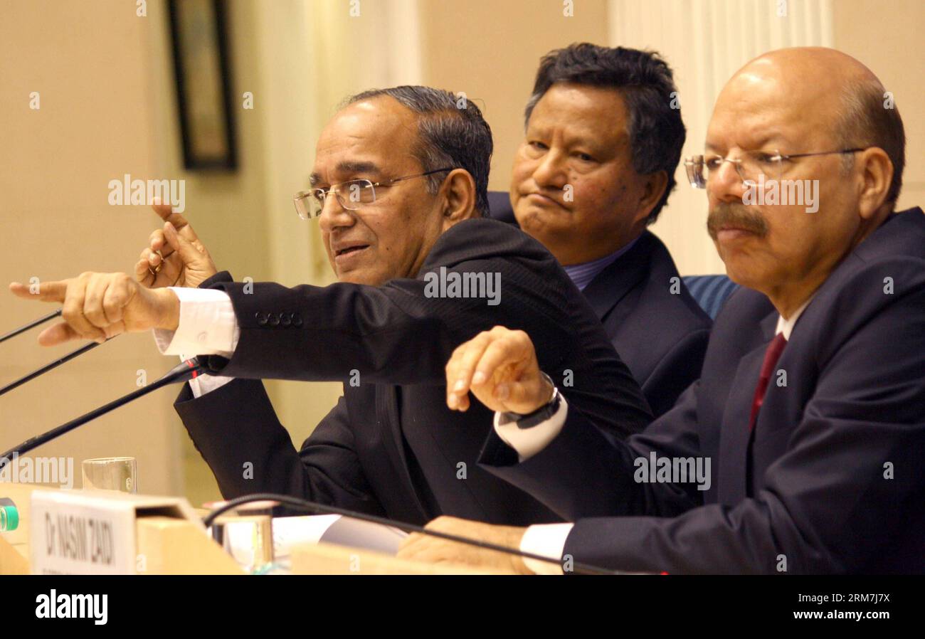 (140305) -- NEW DELHI, 5 mars 2014 (Xinhua) -- le commissaire électoral en chef de l'Inde, V.S. Sampath (C), les commissaires électoraux H.S. Brahma (L) et Nasim Zaidi assistent à une conférence de presse à New Delhi, en Inde, le 5 mars 2014. L Inde se rendra aux urnes le 7 avril de cette année, a annoncé mercredi la commission électorale indépendante du pays. Quelque 814 millions de personnes voteront pour élire quelque 543 députés à la Chambre basse du Parlement indien (Lok Sabha), soit près de 100 millions de plus qu’en 2009. (Xinhua/Partha Sarkar) INDE-NEW DELHI-ELECTIONS GENERALES-PRESS CONFERENCE PUBLICATIONxNOTxINxCHN Nouveau Banque D'Images