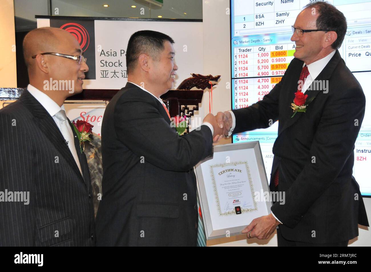 (140306) -- CANBERRA, 6 mars 2014 (Xinhua) -- David Lawrence (R), directeur des opérations de la Bourse Asie-Pacifique (APX) et George Wang (G), vice-président de l'APX, remettent un certificat d'inscription au président de ZhongHuan Yun Holdings CAO You (C) à Sydney, Australie, le 6 mars 2014. Australie Samly Holdings Limited et ZhongHuan Yun Holdings Group Limited sont les deux premières sociétés à être cotées en APX. Le gong-highting marque également l'ouverture à la négociation d'APX après cinq ans de restructuration. (Xinhua/Xu Haijing) AUSTRALIA-SYDNEY-APX-OPENING PUBLICATIONxNOTxINxCHN Canberra Mars 6 2014 XINH Banque D'Images