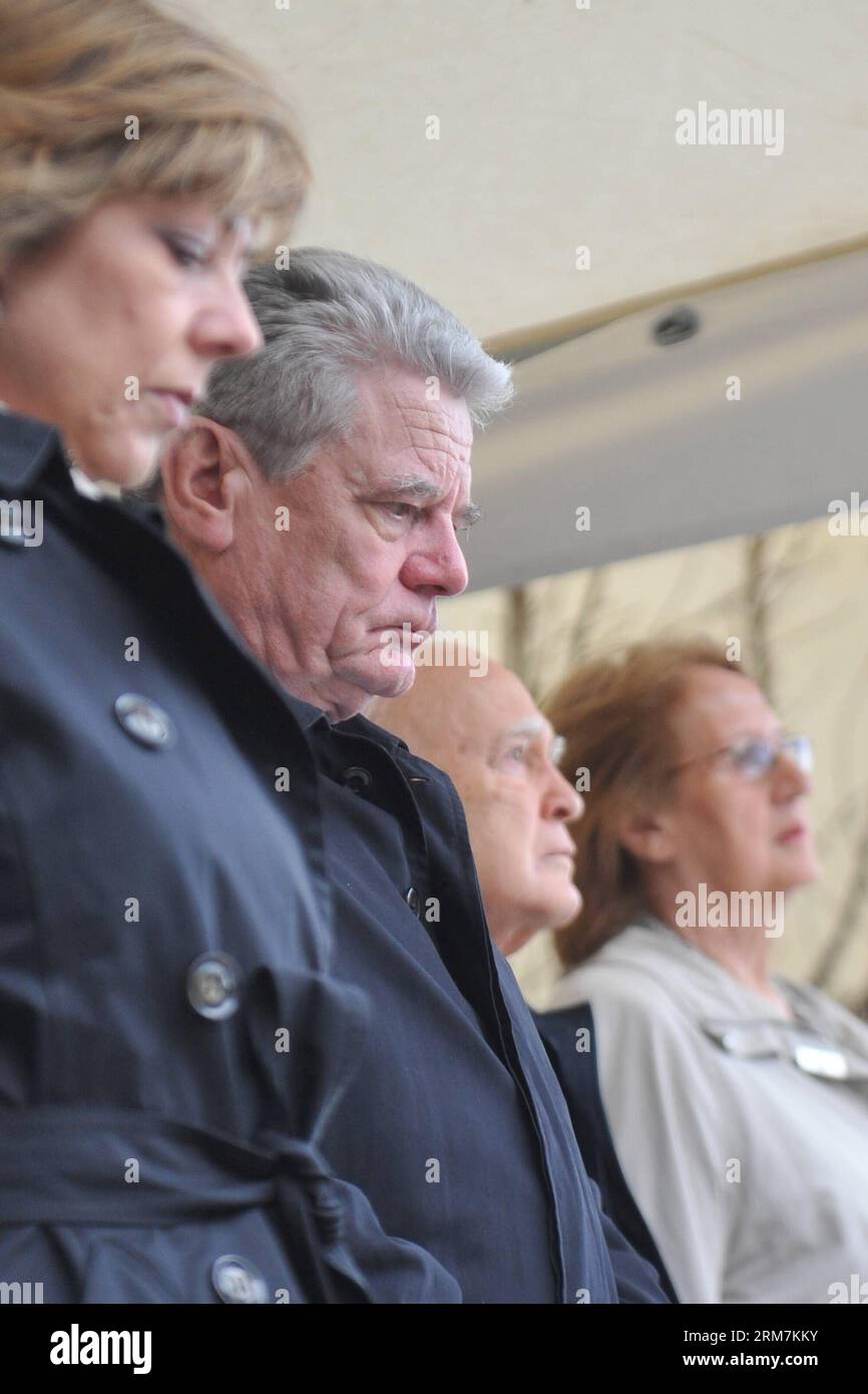 (140307) -- ATHÈNES, 7 mars 2014 (Xinhua) -- le président allemand Joachim Gauck (2e L) rend hommage au monument en mémoire de dizaines de villageois massacrés par les troupes de l'armée allemande en 1943, dans le village de Ligiades, dans le nord-ouest de la Grèce, le 7 mars 2014. Gauck a visité le site accompagné du président grec Karolos Papoulias, un ancien partisan de l'adolescence qui vient de la ville voisine de Ioannina. Au cours de sa visite de trois jours en Grèce, Gauck a exprimé sa profonde culpabilité pour les atrocités nazies commises pendant l'occupation de la Grèce en 1941-44, mais s'est tenu à la position officielle allemande selon laquelle la question de la guerre doit être réparée Banque D'Images