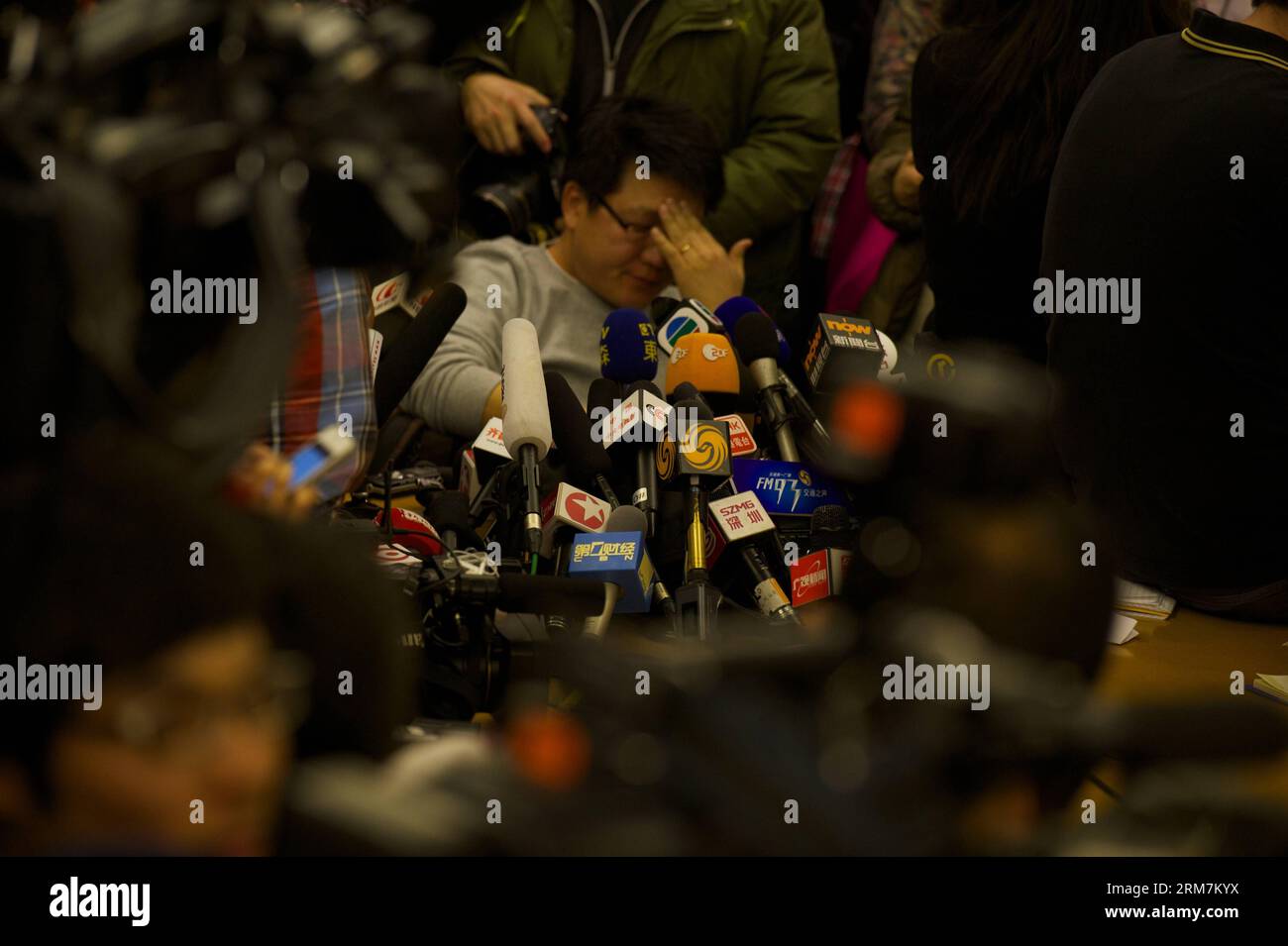 Les journalistes attendent la conférence de presse de Malaysia Airlines à l'hôtel Lido à Pékin, capitale de la Chine, le 8 mars 2014. Un avion de passagers malaisien transportant 239 personnes a perdu le contact avec le contrôle de la circulation aérienne tôt le matin de samedi alors qu il se rendait de Kuala Lumpur, la capitale malaisienne, à Pékin. Un total de 154 ressortissants chinois étaient à bord de l'avion, dont un bébé et un de Taïwan. (Xinhua/Jiang Kehong) (ry) CHINE-PÉKIN-MALAYSIAN FLIGHT-MISSING (CN) PUBLICATIONxNOTxINxCHN les journalistes attendent la conférence de presse de Malaysia Airlines À l'hôtel Lido à Pékin Banque D'Images