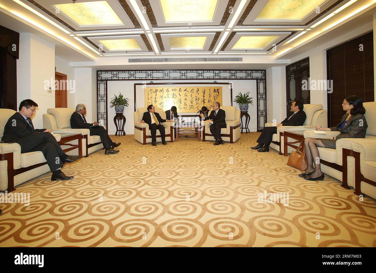 Le vice-ministre chinois des Affaires étrangères Xie Hangsheng (3e R) rencontre le chargé d'affaires malaisien en Chine Bala Chandran Tharman (2e L) et l'ambassadeur vietnamien en Chine Nguyen Van Tho (3e L) au sujet du vol malaisien disparu à destination de Pékin avec à son bord plus de 150 ressortissants chinois, 8 mars 2014. (Xinhua/Wang Shen) (hdt) CHINA-BEIJING-MALAYSIA-VIETNAM-MISSING FLIGHT-MEETING (CN) PUBLICATIONxNOTxINxCHN les vice-ministres chinois des Affaires étrangères Xie 3rd r rencontrent le chargé d'affaires malaisien en Chine Balanchine Chandran Tharman 2nd l et l'ambassadeur vietnamien Chine Nguyen van Banque D'Images