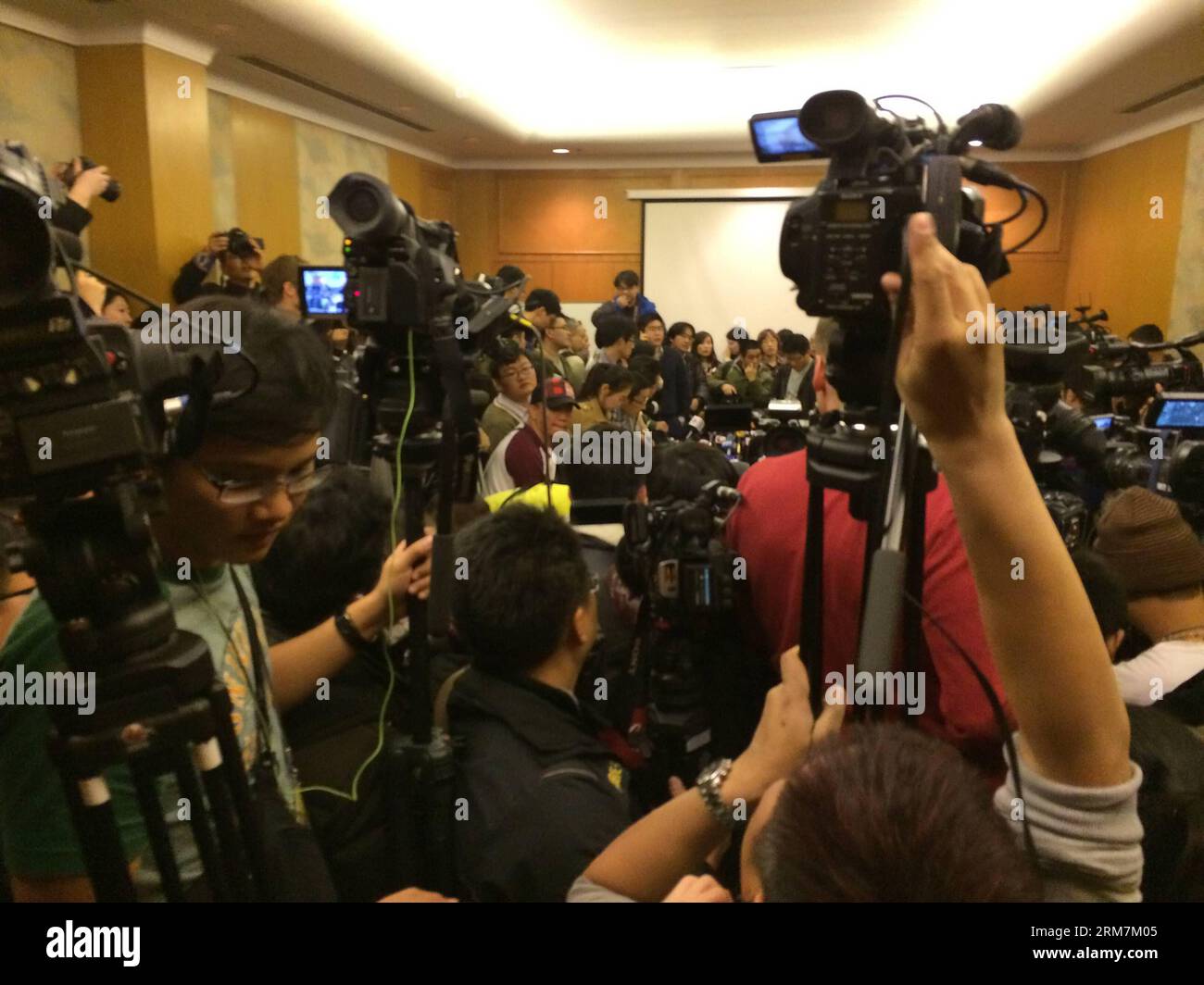 Les journalistes attendent la conférence de presse de Malaysia Airlines à l'hôtel Lido à Pékin, capitale de la Chine, le 8 mars 2014. Un avion de passagers malaisien transportant 239 personnes a perdu le contact avec le contrôle de la circulation aérienne tôt le matin de samedi alors qu il se rendait de Kuala Lumpur, la capitale malaisienne, à Pékin. Un total de 154 ressortissants chinois étaient à bord de l'avion, dont un bébé et un de Taïwan. (Xinhua/Luo Xiaoguang) (ry) CHINE-PÉKIN-MALAYSIAN FLIGHT-MISSING (CN) PUBLICATIONxNOTxINxCHN les reporters attendent la conférence de presse de Malaysia Airlines À l'hôtel Lido à Pékin Banque D'Images