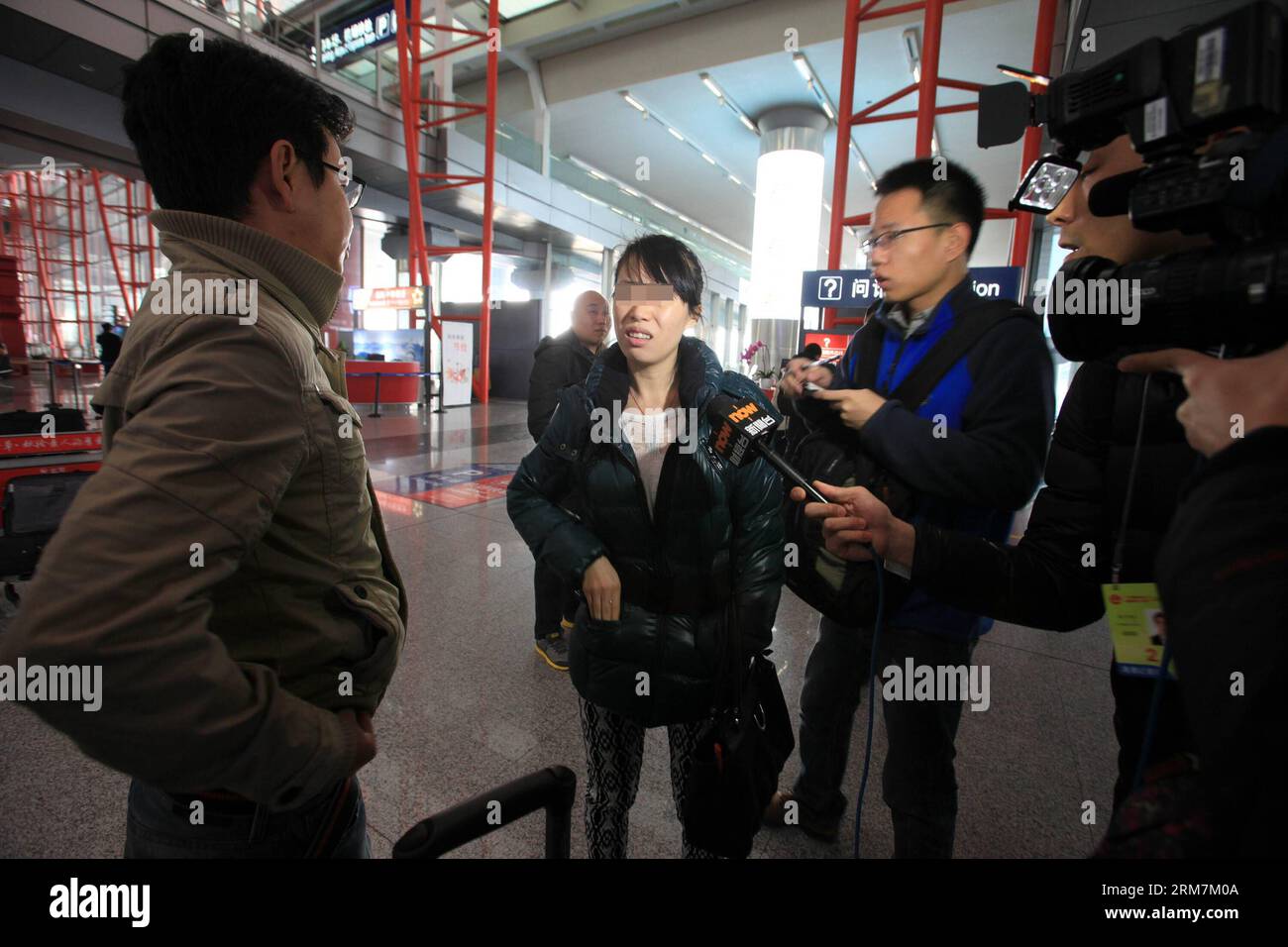 Une femme attend l'information sur le passager à bord du vol manquant MH370 de Malaysia Airlines à l'aéroport international de Beijing Capital à Beijing, capitale de la Chine, le 8 mars 2014. L'avion de passagers malaisien transportant 239 personnes a perdu le contact avec le contrôle du trafic aérien tôt le matin de samedi alors qu'il se rendait de Kuala Lumpur, la capitale malaisienne, à Pékin. Un total de 154 ressortissants chinois étaient à bord de l'avion, dont un bébé et un de Taïwan. (Xinhua) (cjq) CHINE-PÉKIN-MALAYSIAN FLIGHT-MISSING (CN) PUBLICATIONxNOTxINxCHN une femme attend l'information sur les AP Banque D'Images