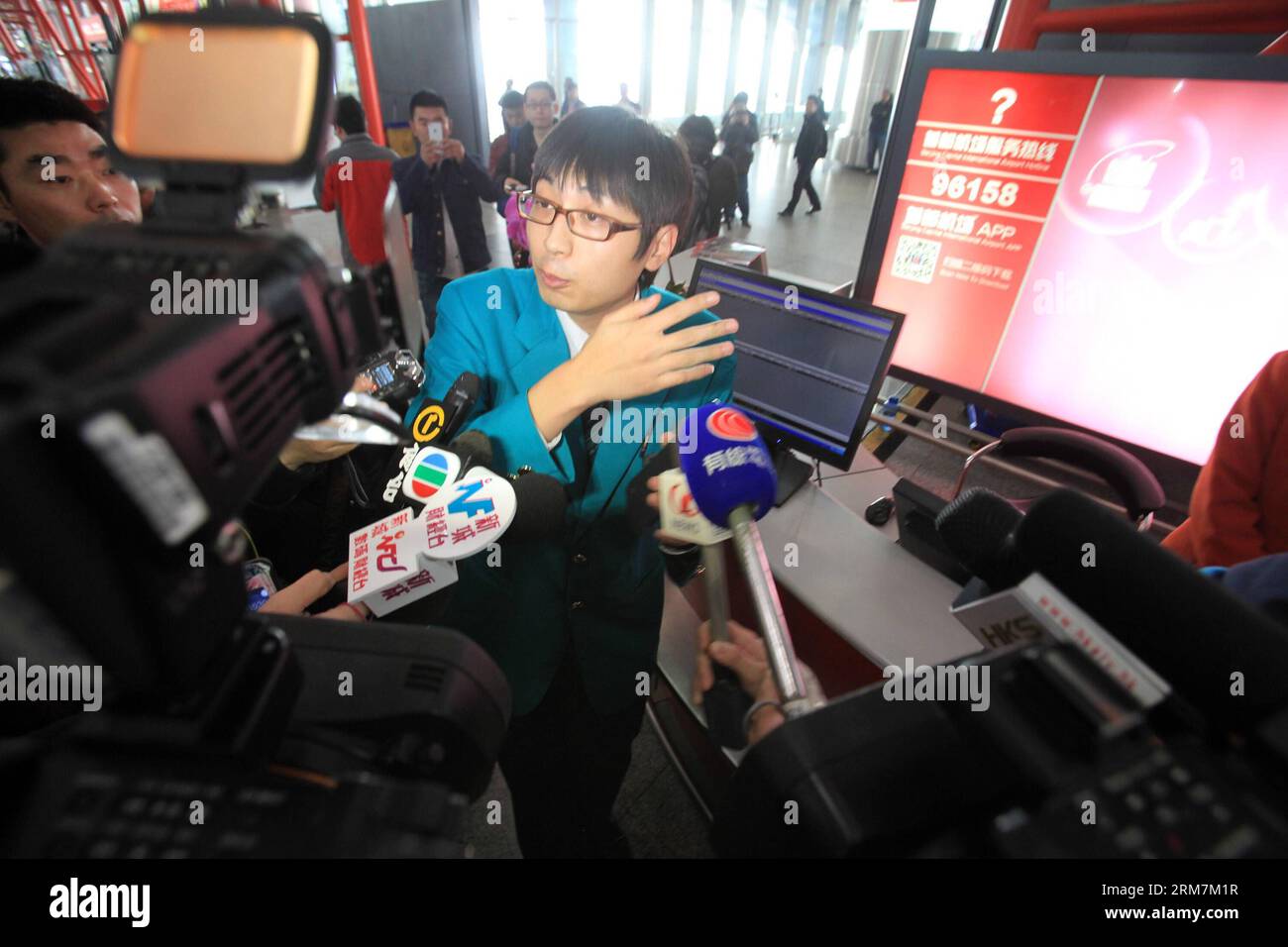 Un membre du personnel de Malaysian Airlines est interviewé à l'aéroport international de Beijing Capital à Beijing, capitale de la Chine, le 8 mars 2014. L'avion de passagers malaisien transportant 239 personnes a perdu le contact avec le contrôle du trafic aérien tôt le matin de samedi alors qu'il se rendait de Kuala Lumpur, la capitale malaisienne, à Pékin. Un total de 154 ressortissants chinois étaient à bord de l'avion, dont un bébé et un de Taïwan. (Xinhua) (cjq) CHINE-BEIJING-MALAYSIAN FLIGHT-MISSING (CN) PUBLICATIONxNOTxINxCHN un membre du personnel de Malaysian Airlines EST interviewé À Beijing Capital International Airport i Banque D'Images