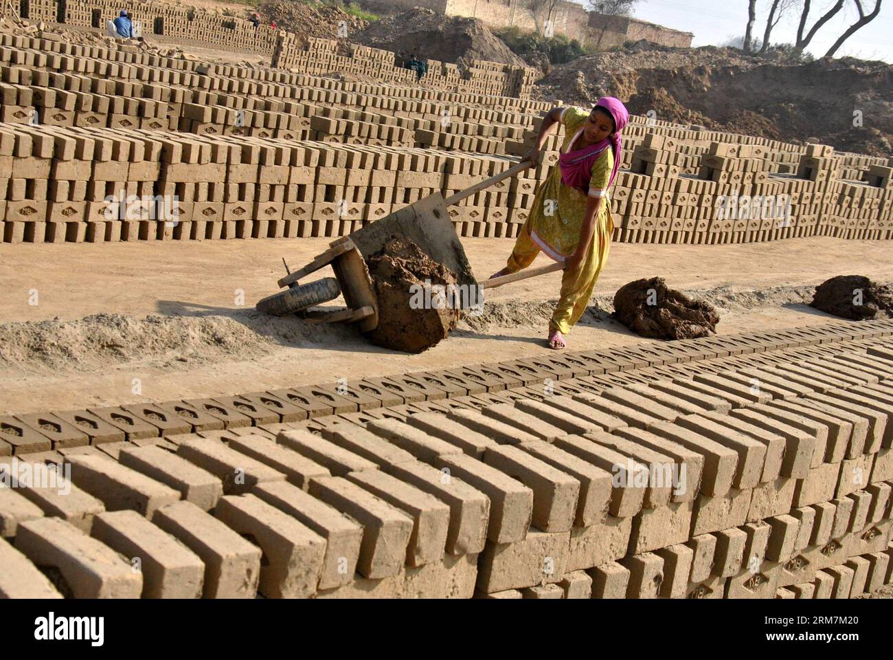 Une travailleuse pakistanaise travaille dans une fabrique de briques à Lahore, dans l est du Pakistan, le 8 mars 2014, Journée internationale de la femme. Les femmes ont des possibilités limitées dans la société patriarcale hautement traditionnelle du Pakistan. (Xinhua/Sajjad) PAKISTAN-LAHORE-WOMEN LABOUR PUBLICATIONxNOTxINxCHN une travailleuse pakistanaise travaille DANS une usine de briques dans l'est du Pakistan S Lahore Mars 8 2014 la Journée internationale des femmes S les femmes ont des opportunités limitées au Pakistan S Société patriarcale hautement traditionnelle XINHUA Sajjjad Pakistan Lahore Women Laboratory PUBLICATIONxNOTxINxINxCHN Banque D'Images