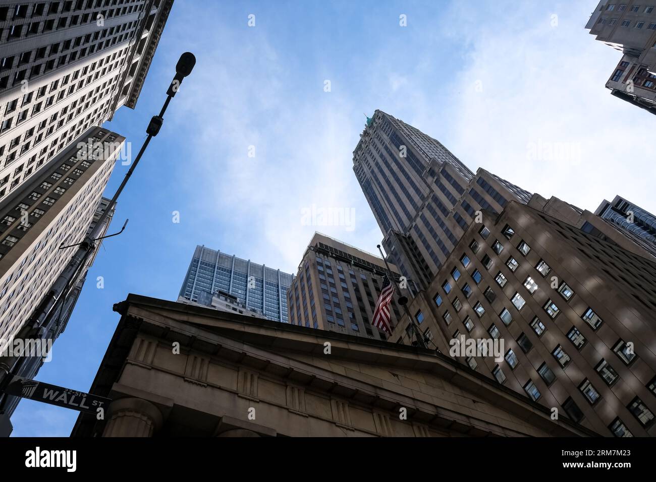 Détail architectural de Wall Street, une rue de huit pâtés de maisons dans le quartier financier de Lower Manhattan à New York, États-Unis Banque D'Images