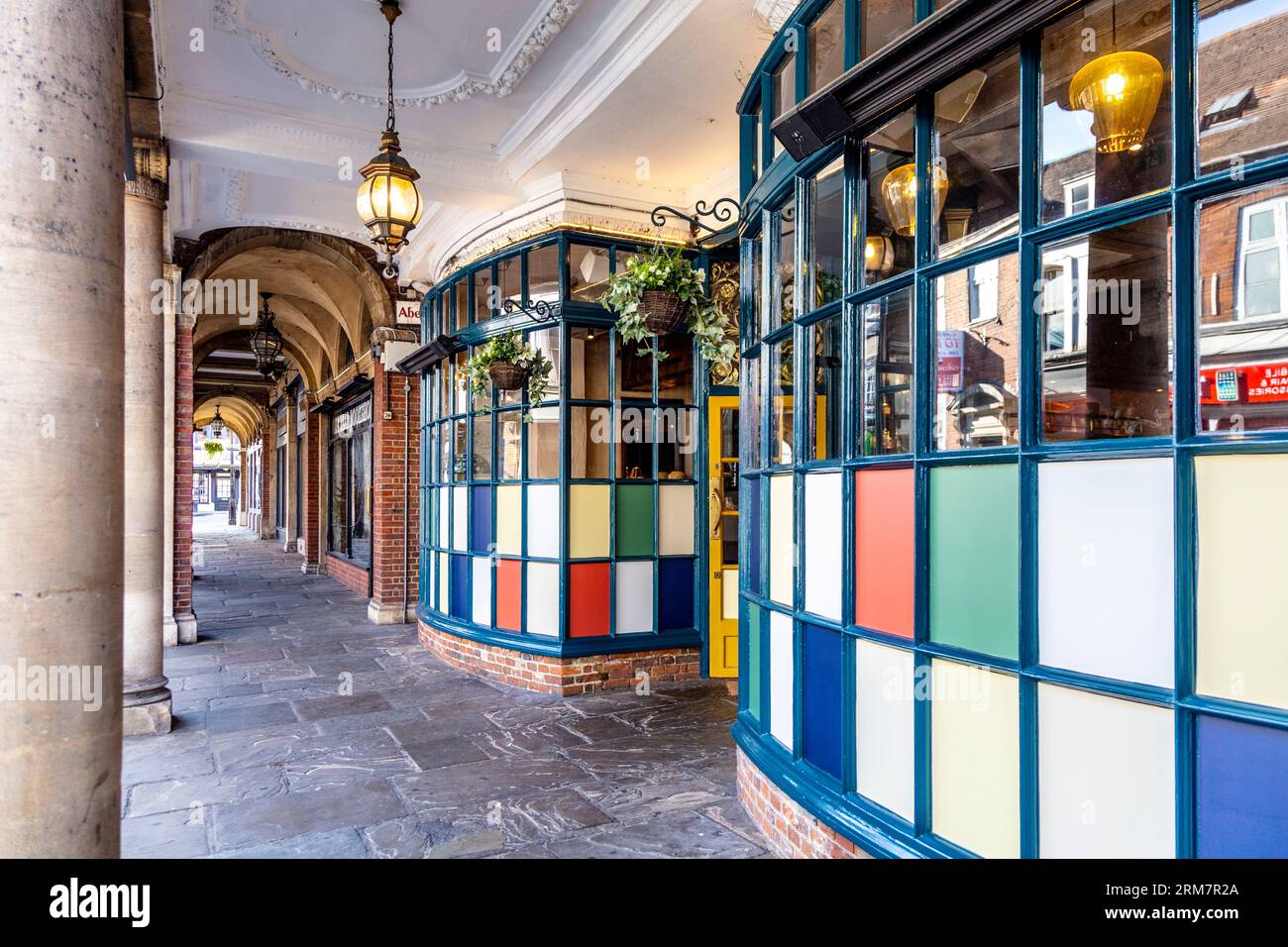 Extérieur coloré du restaurant Jack & Alice dans les arcades de l'hôtel de ville et du Corn Exchange, Farnham, Surrey, Angleterre Banque D'Images
