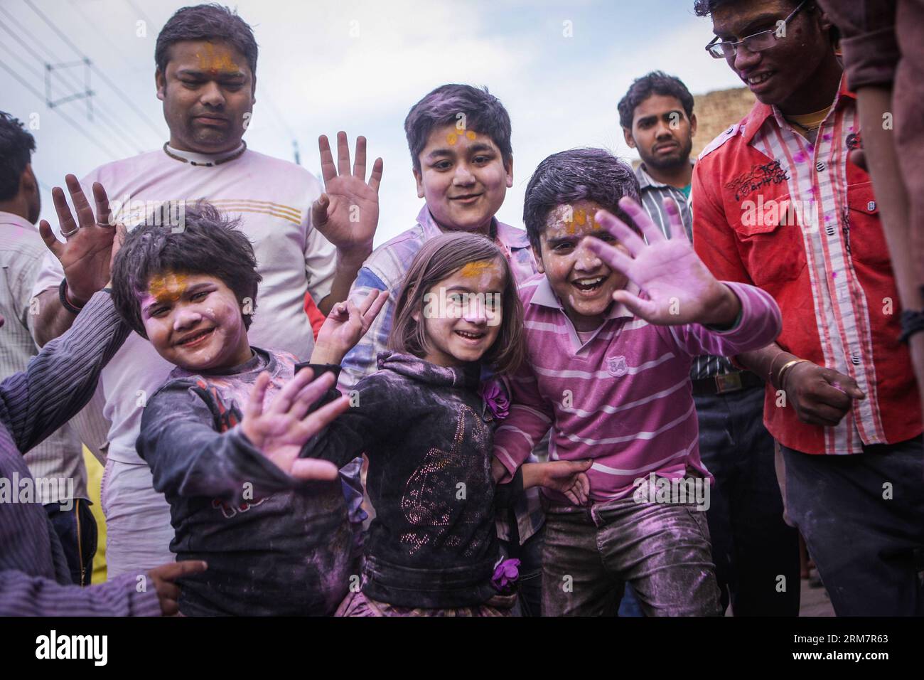 MATHURA, 12 mars 2014 (Xinhua) -- les gens s'amusent au Lathmar Holi à Mathura, Uttar Pradesh en Inde, le 12 mars 2014. Lathmar Holi est une célébration locale à Mathura, et elle a lieu bien avant la journée nationale de Holi le 17 mars de cette année. (Xinhua/Zheng Huansong)(lmz) INDIA-MATHURA-LATHMAR HOLI PUBLICATIONxNOTxINxCHN Mathura Mars 12 2014 les célébrités XINHUA s'amusent À Holi à Mathura Uttar Pradesh en Inde Mars 12 2014 Holi EST une célébration locale à Mathura et ELLE a lieu bien avant la Journée nationale Holi le 17 mars cette année XINHUA Zheng Huansong Inde Banque D'Images