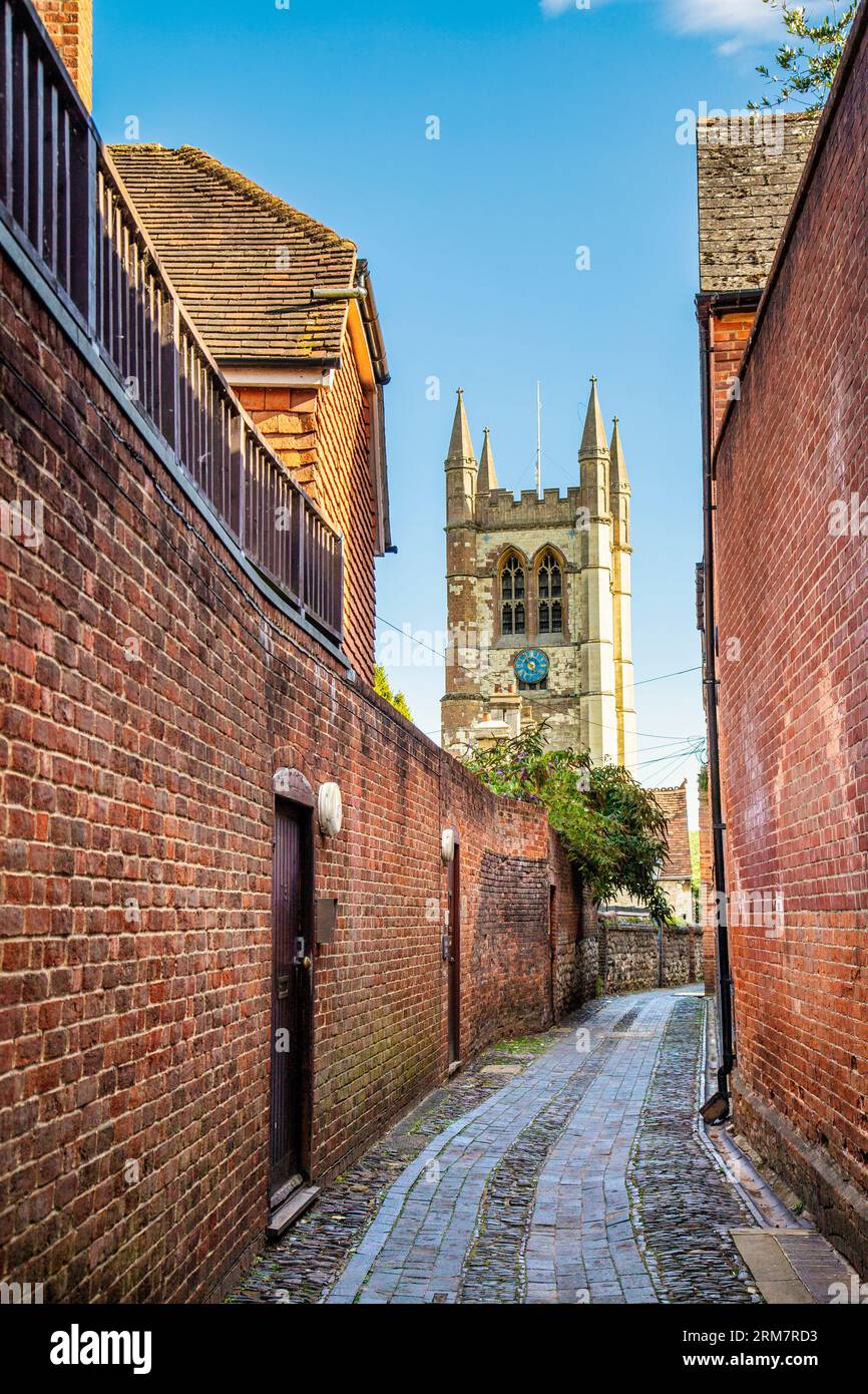 Vue sur St. Andrew's Church et The Church passage à Farnham, Surrey, Angleterre Banque D'Images