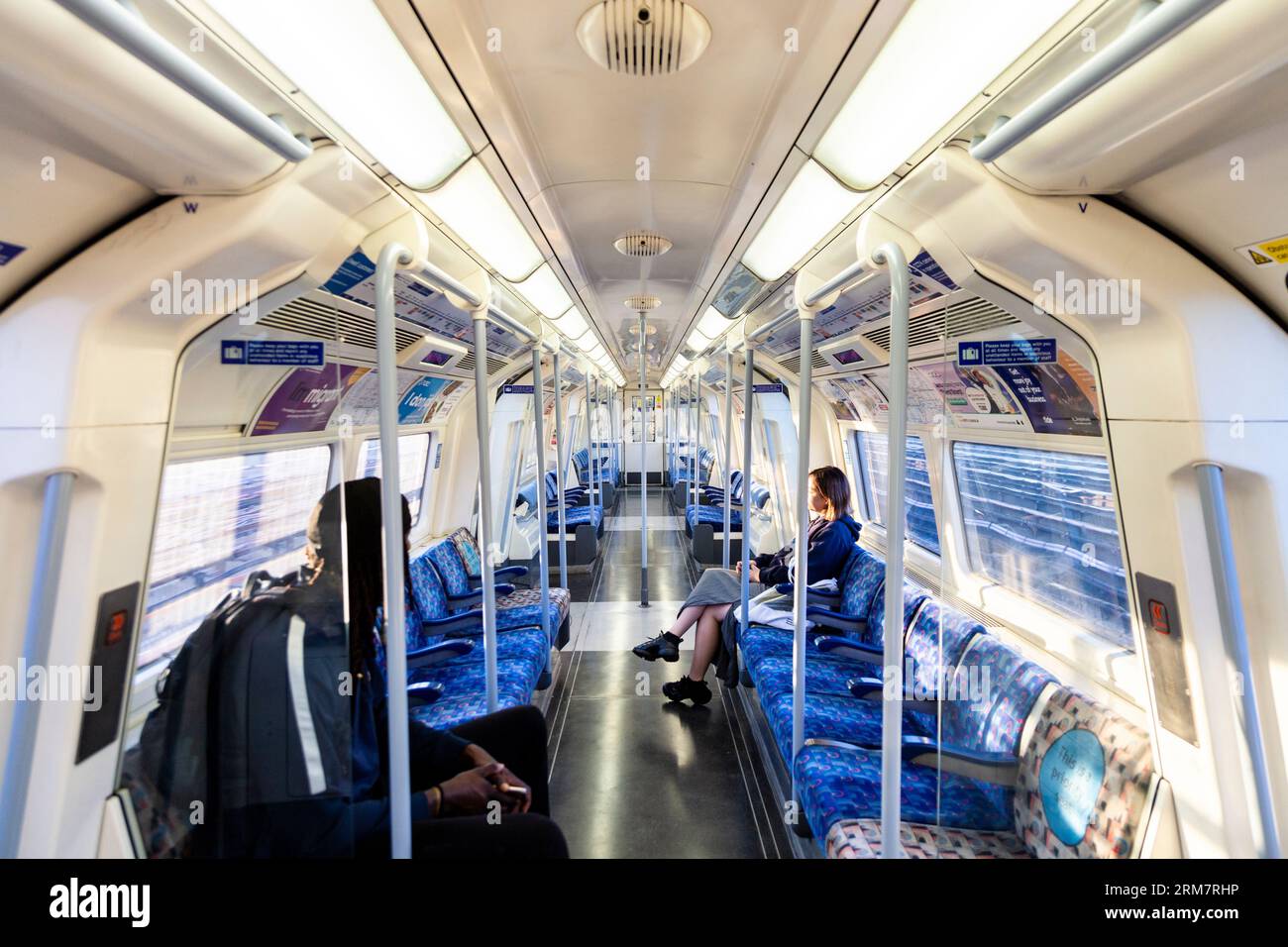 Intérieur d'une voiture de métro Jubilee Line, Londres, Angleterre Banque D'Images